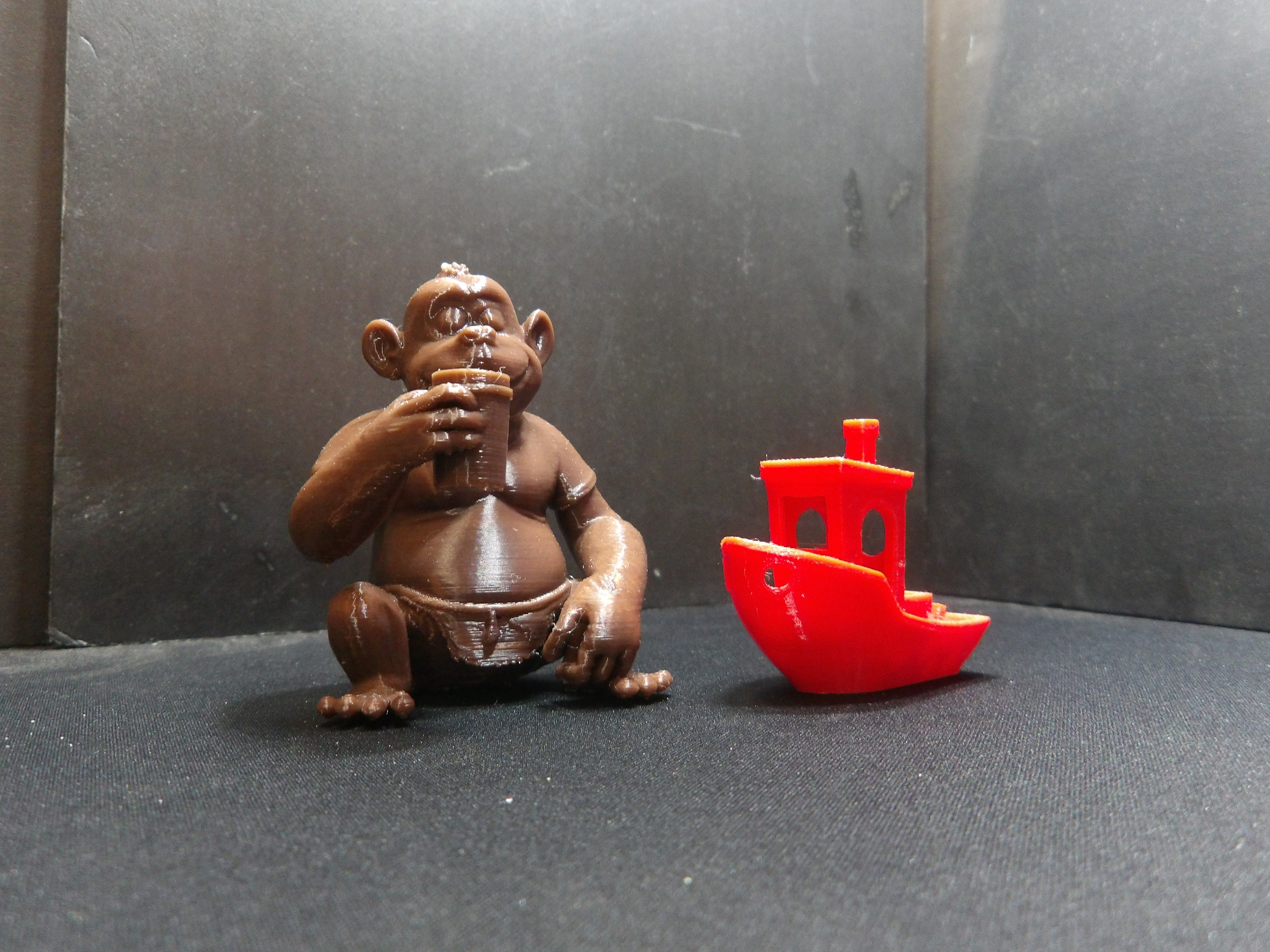 Gorilla drinking a cup of coffee. — miniatura 4
