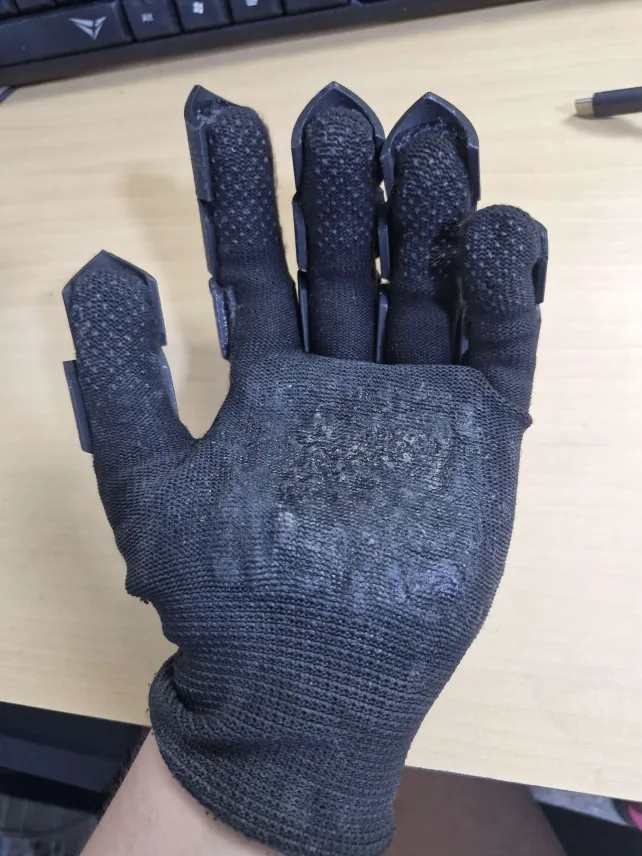 Simple medieval gauntlet — miniatura 5