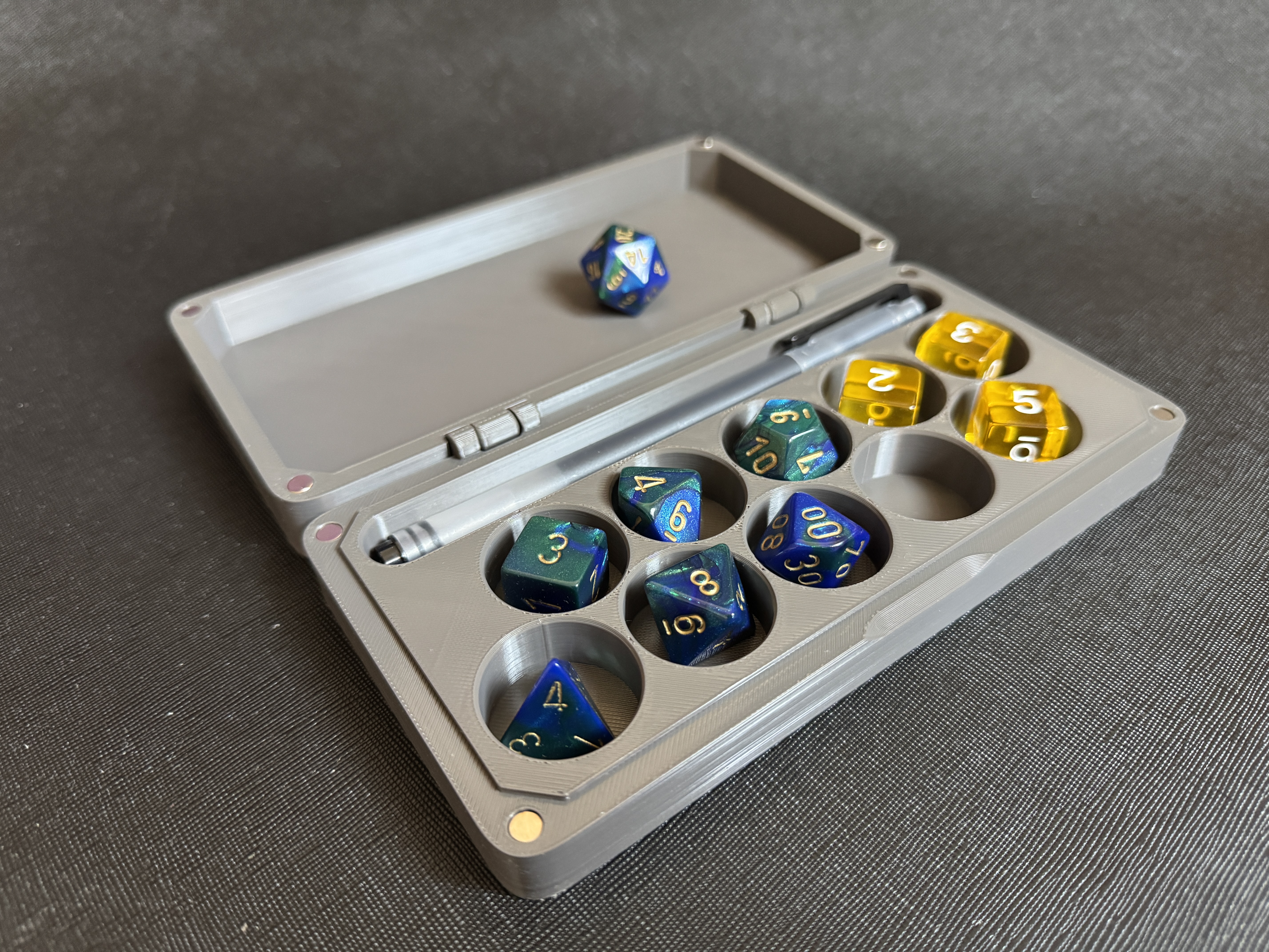 The Min-max dice box & tray