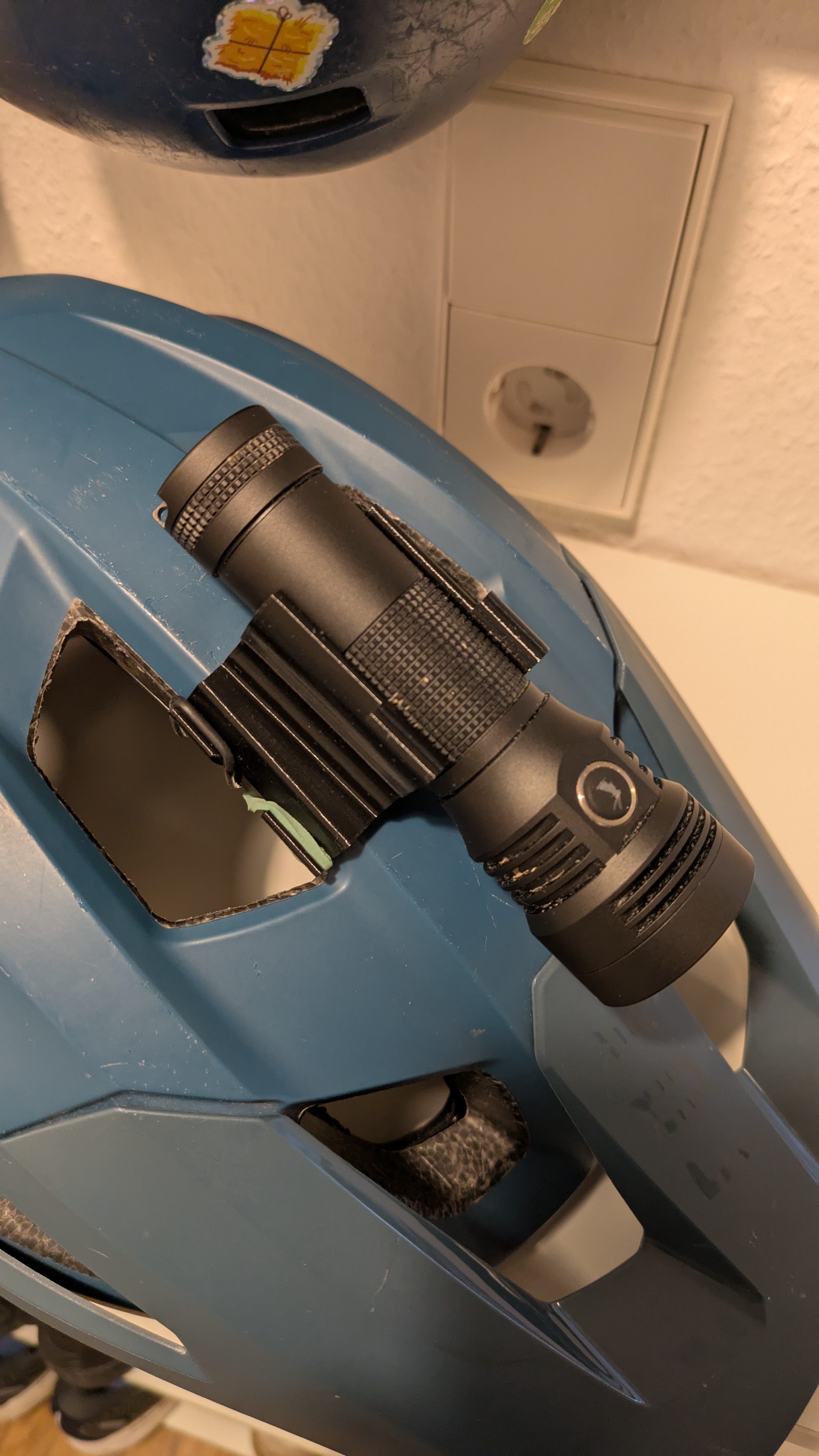 Lumintop B01 helmet mount (no screws)