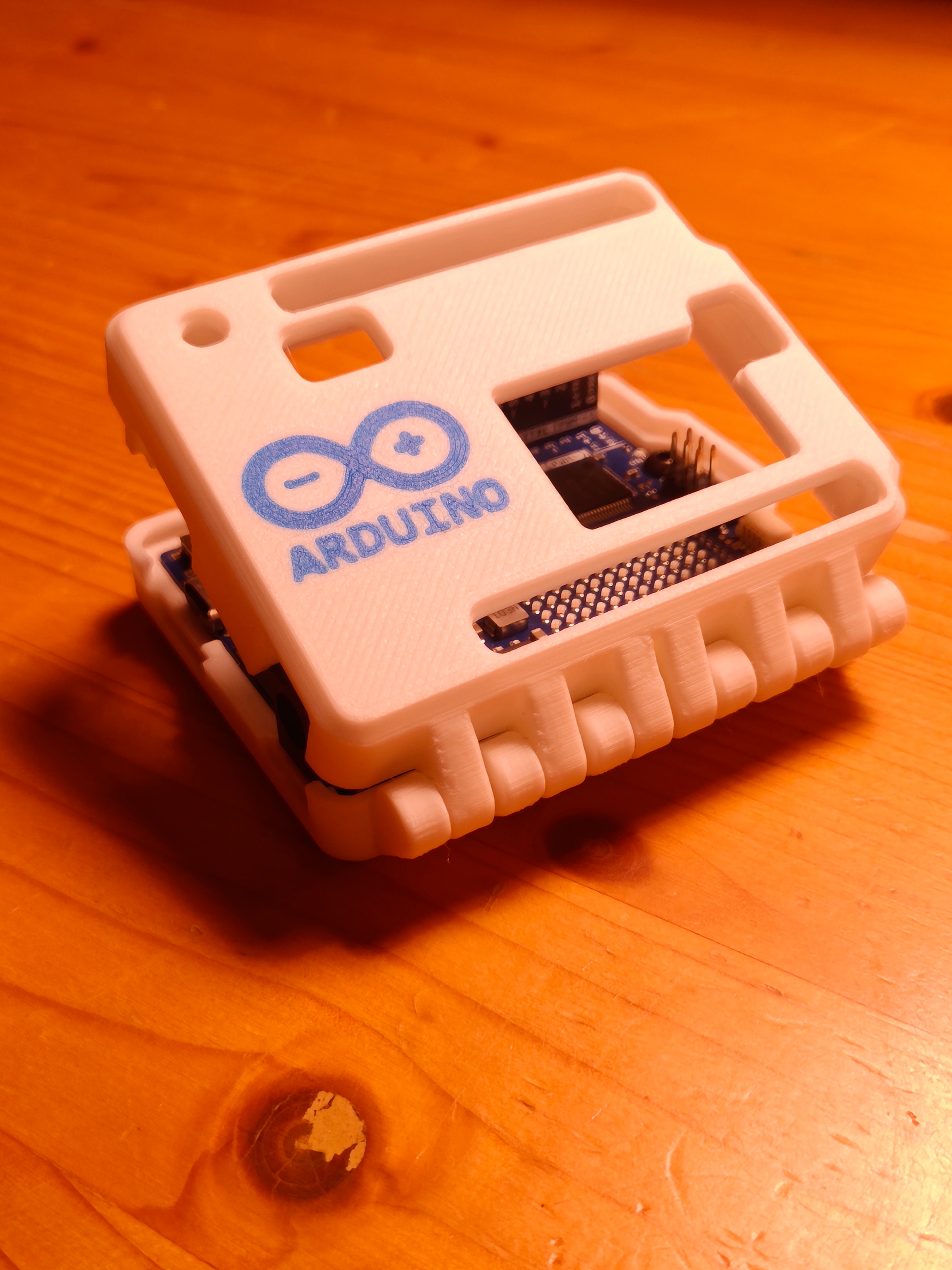Arduino R4 Wifi Case with hinges