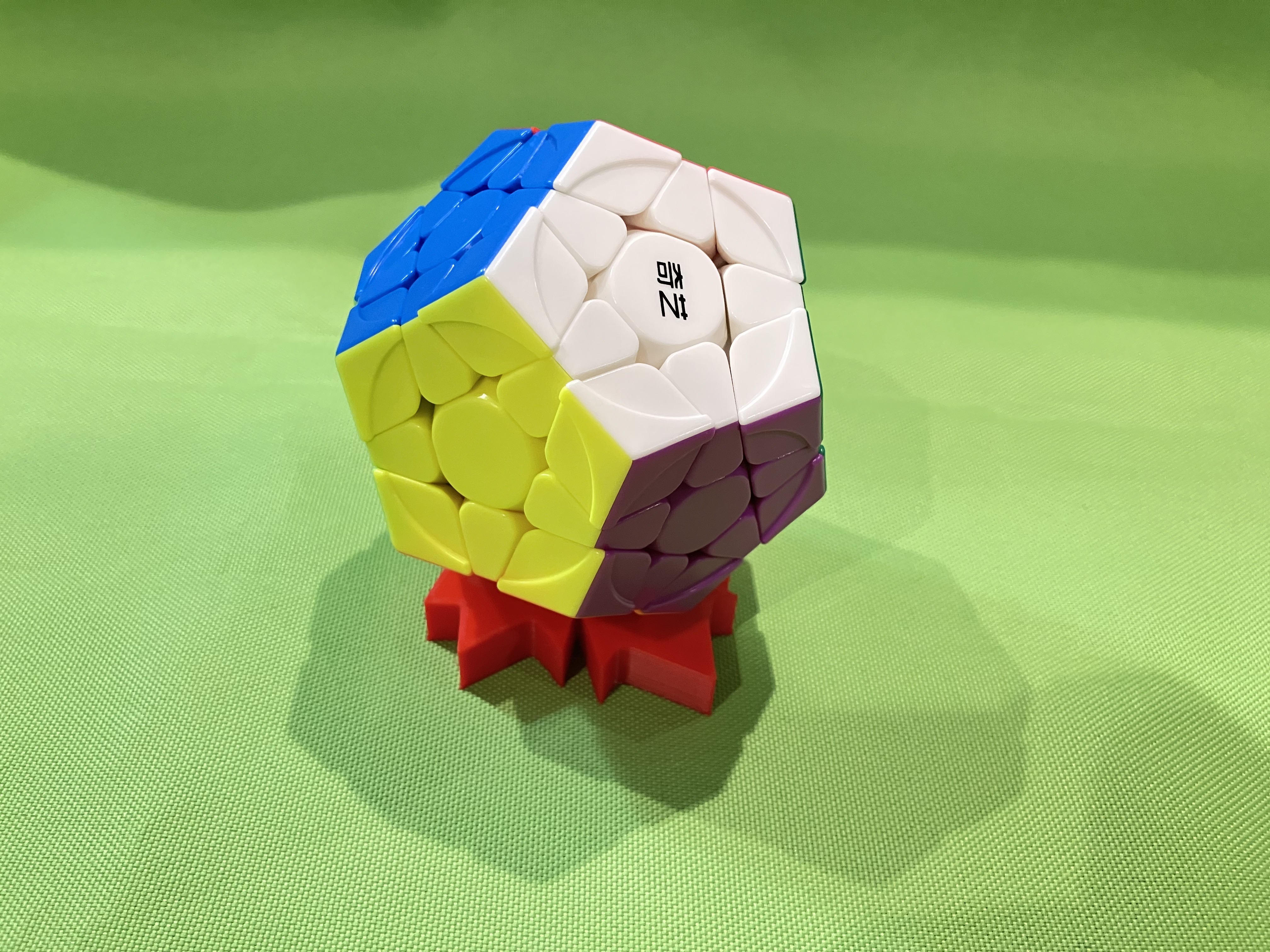 Maple leaf Rubiks cube stand — thumbnail 6