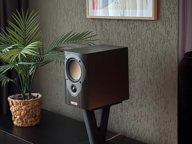 Bookshelf speaker stand