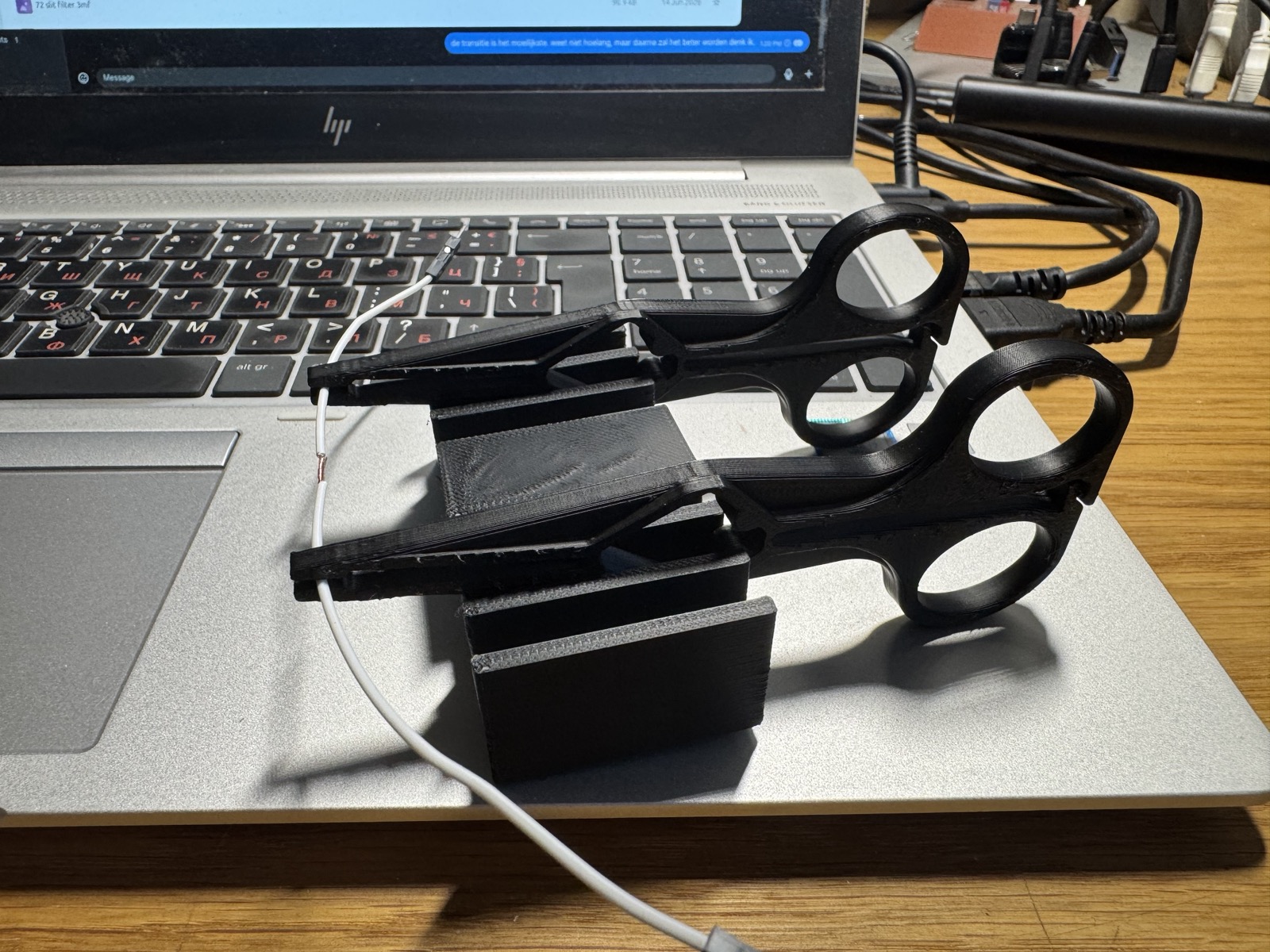 Stand to assist with soldering using printable locking forceps