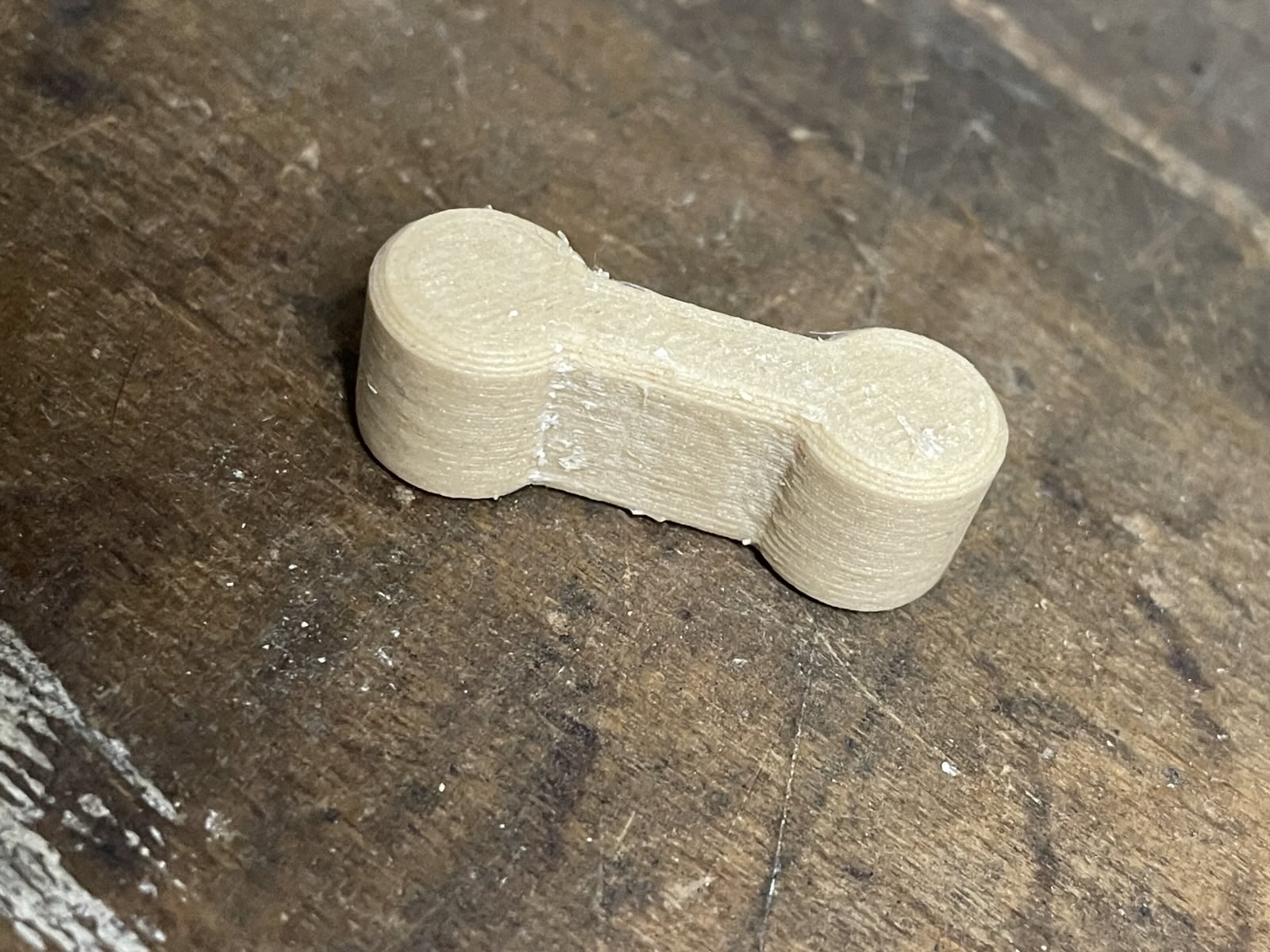 Briocompatible track connector witch chamfer