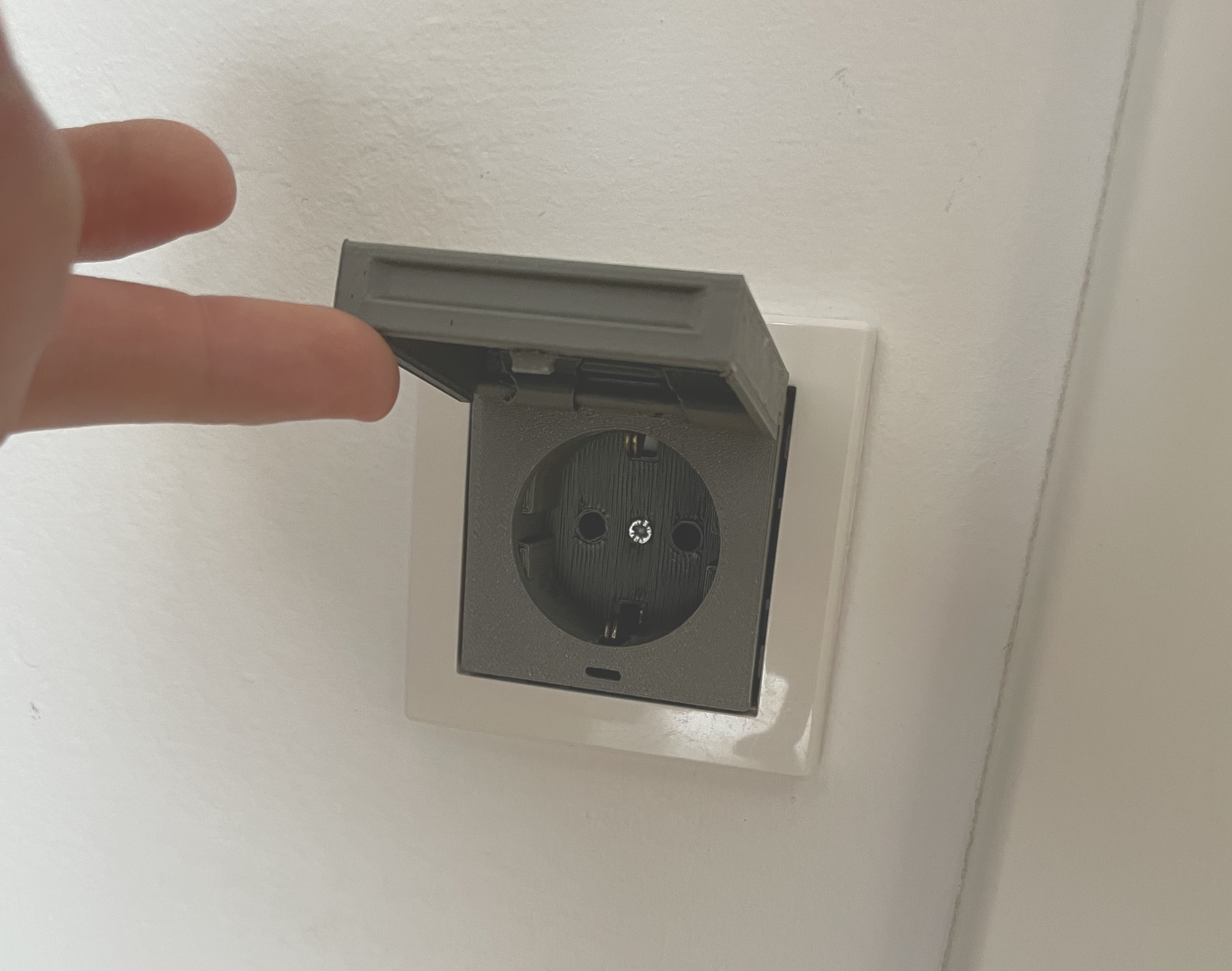 EU power socket with closable lid