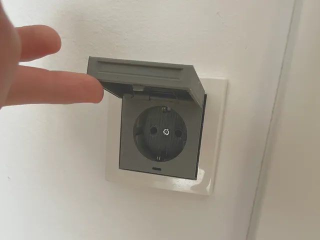 EU power socket with closable lid