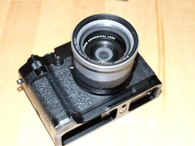 Fujifilm GFX100RF filter holder - clicks on the hood holder