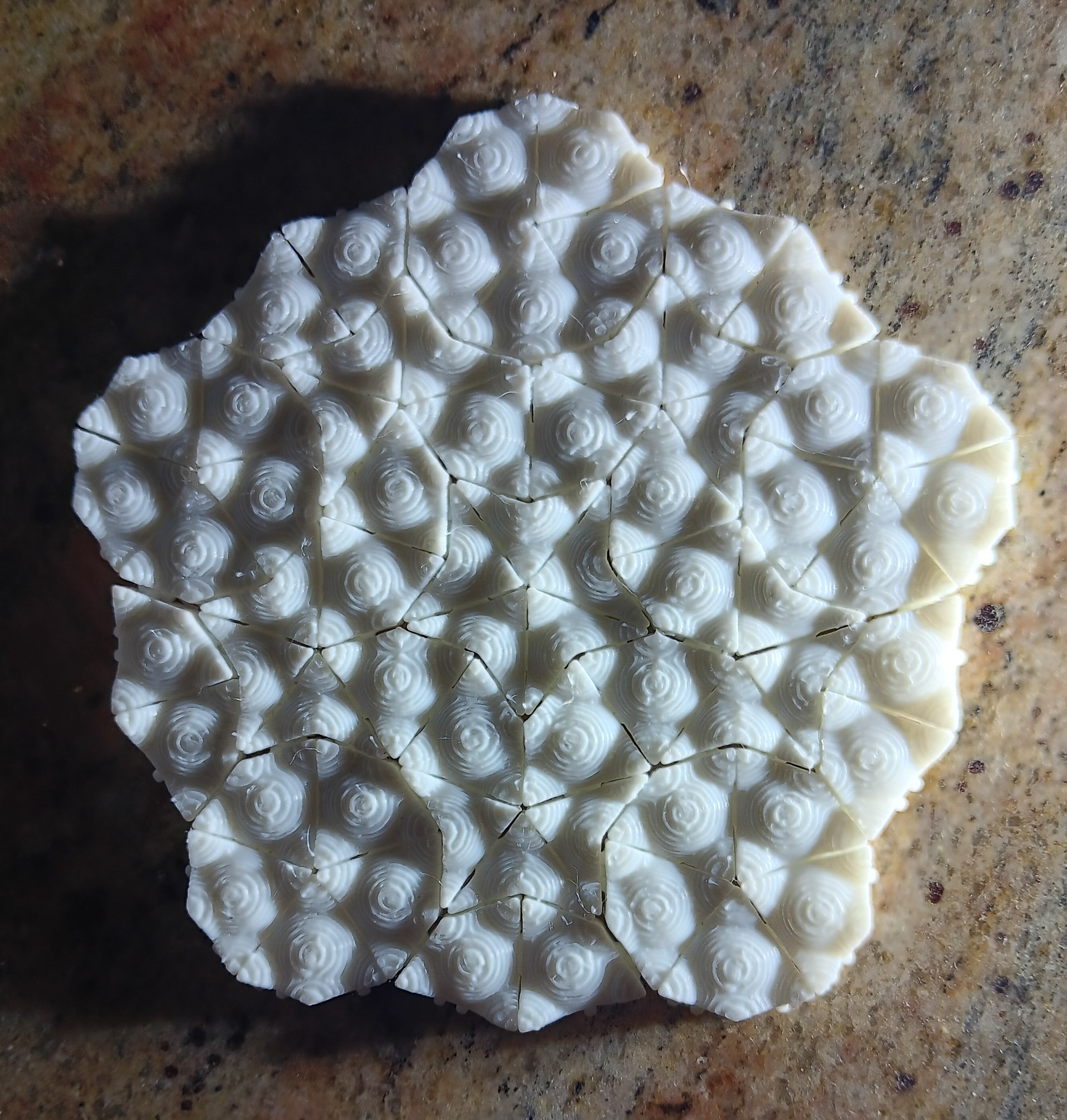 Penrose kite and darts with snap fitting and surface bumps