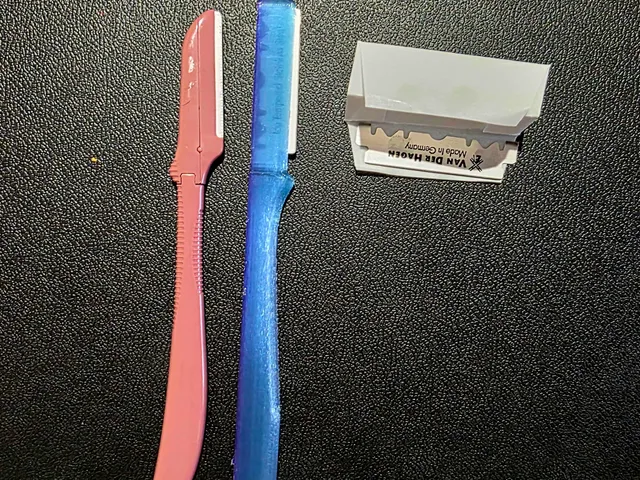 Eyebrow/Mustache Safety Razor