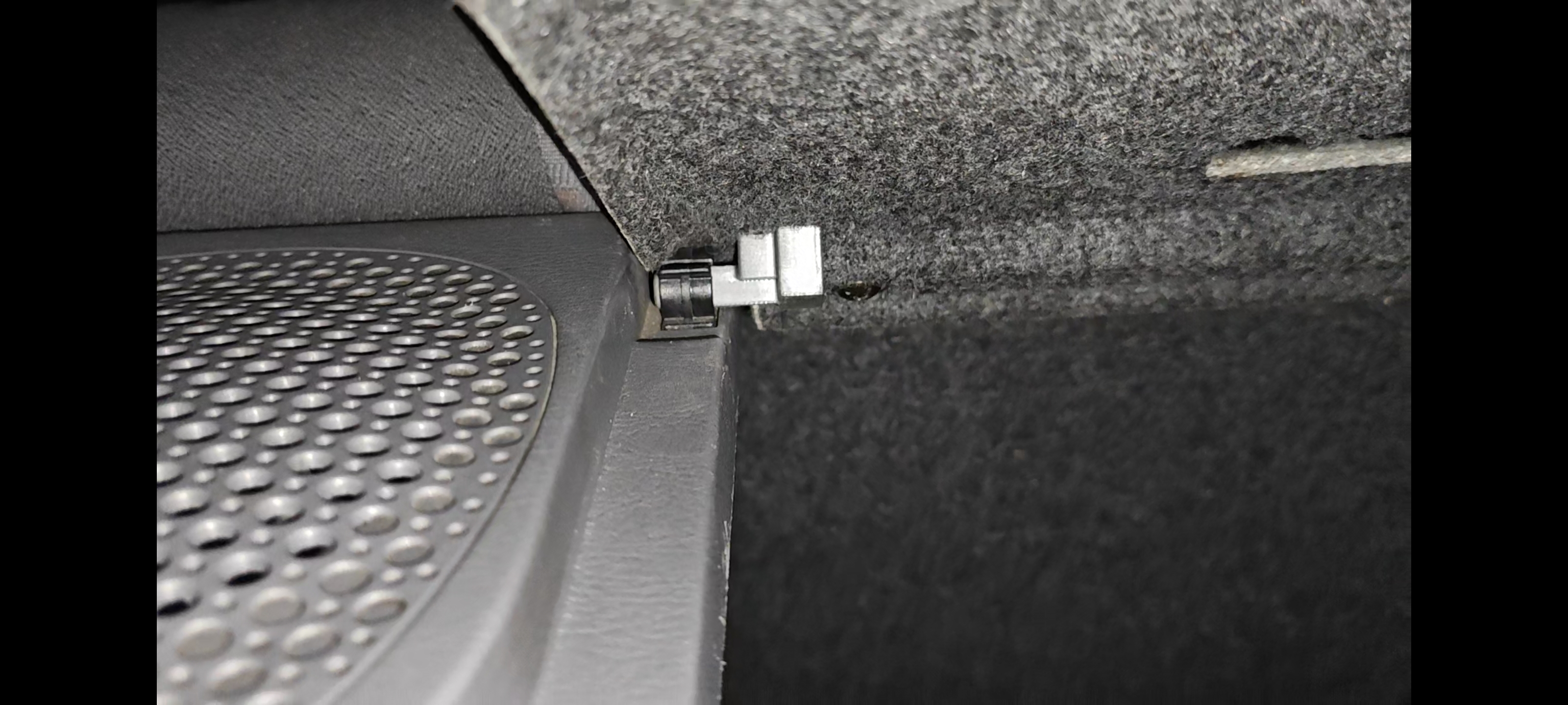 Hyundai Accent '04 Hatchback Parcel shelf hinges