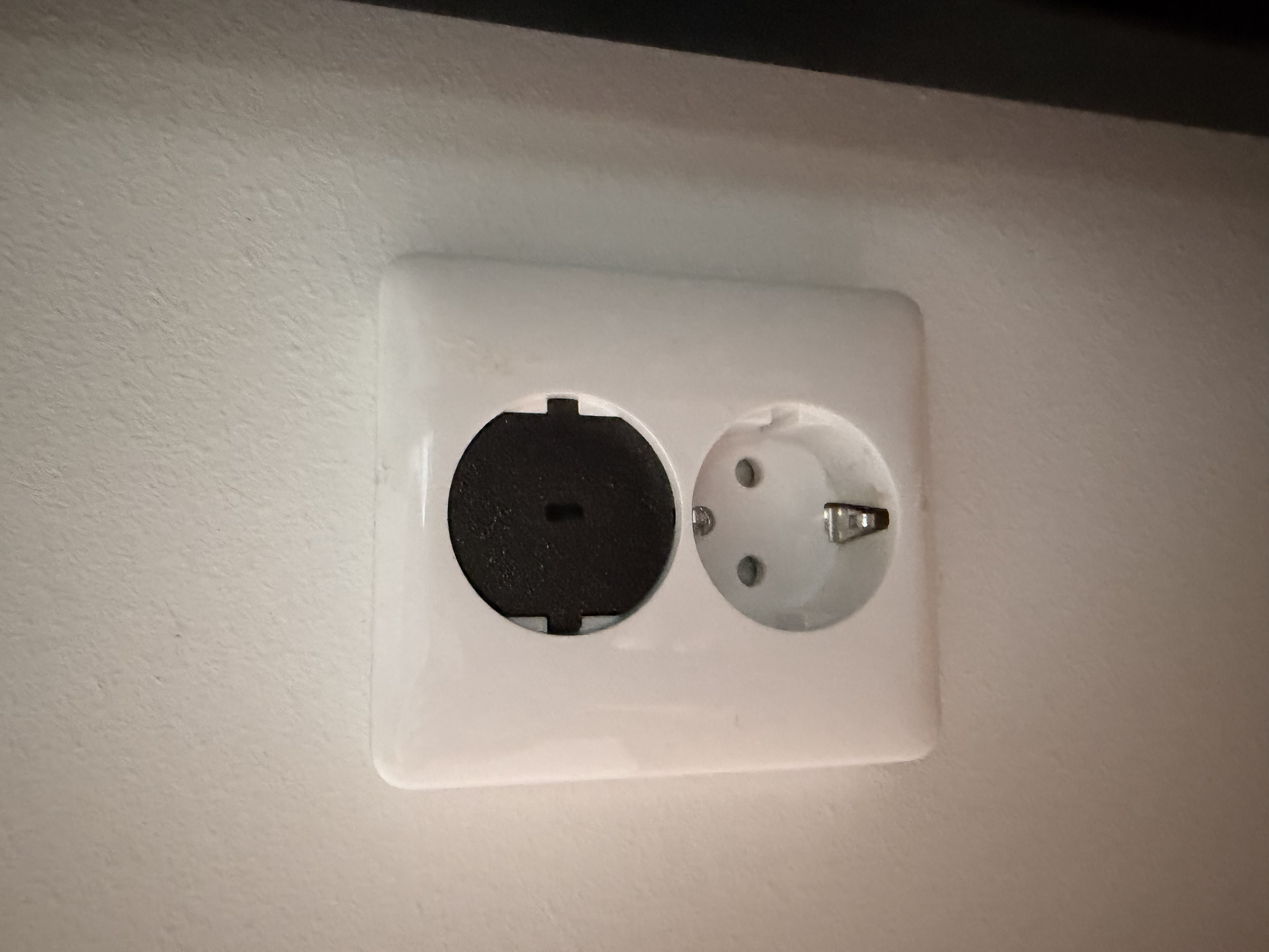 EU Wall socket Protector