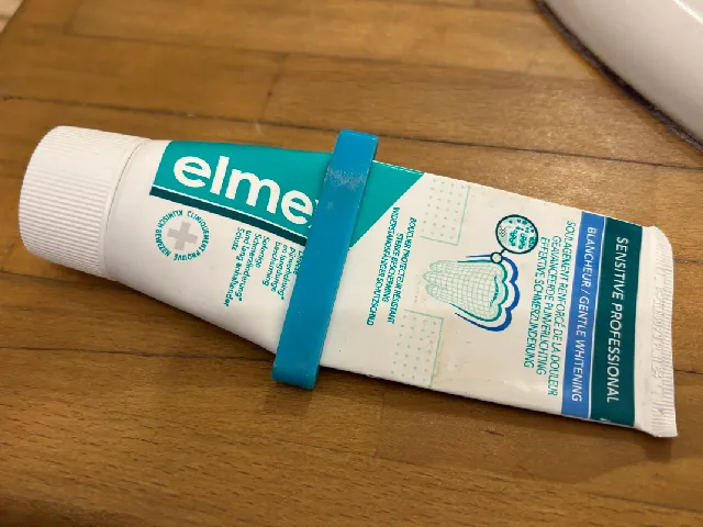 Toothpaste squeezer