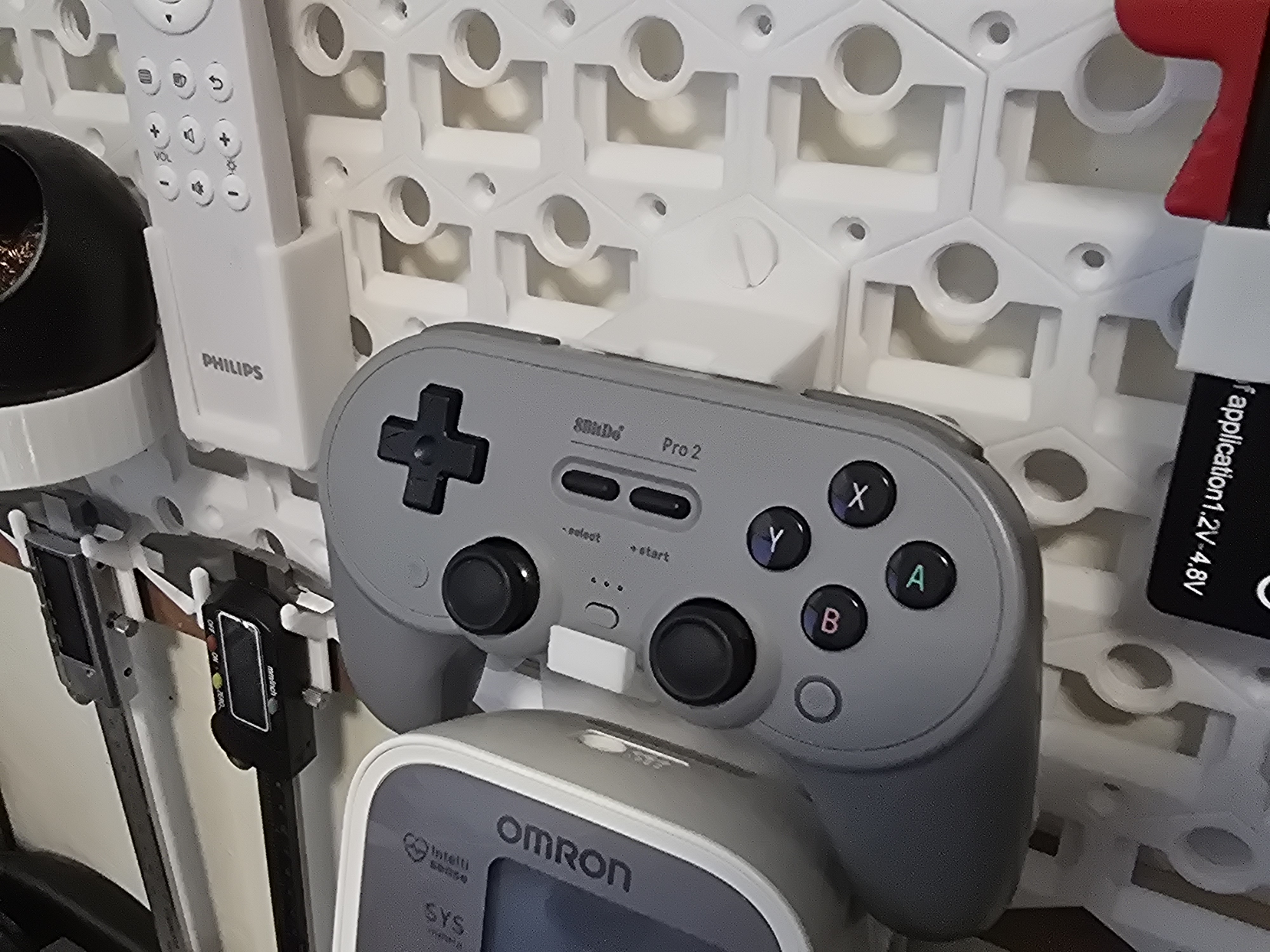 GOEW 8bitdo pro 2 controller holder w/ spare battery storage