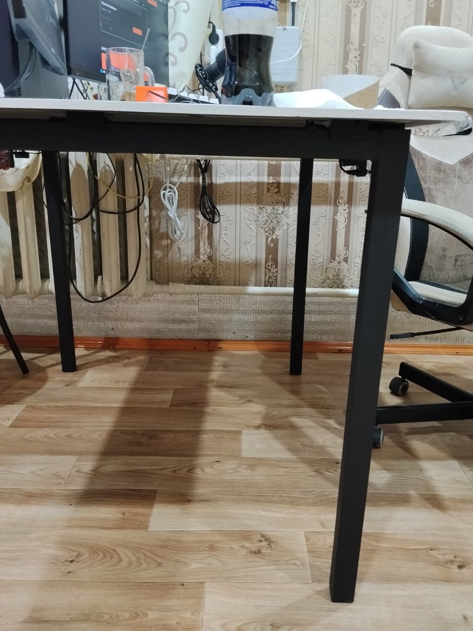 Table in the garage — thumbnail 3