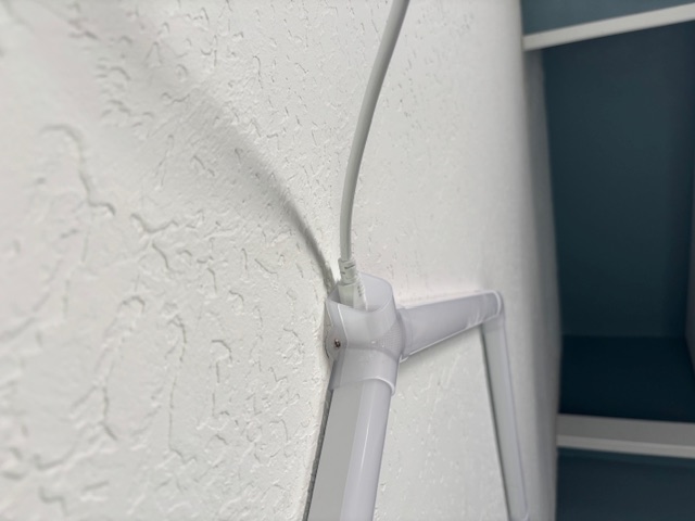 Plug and wire cover for Hexagon Comb light bars