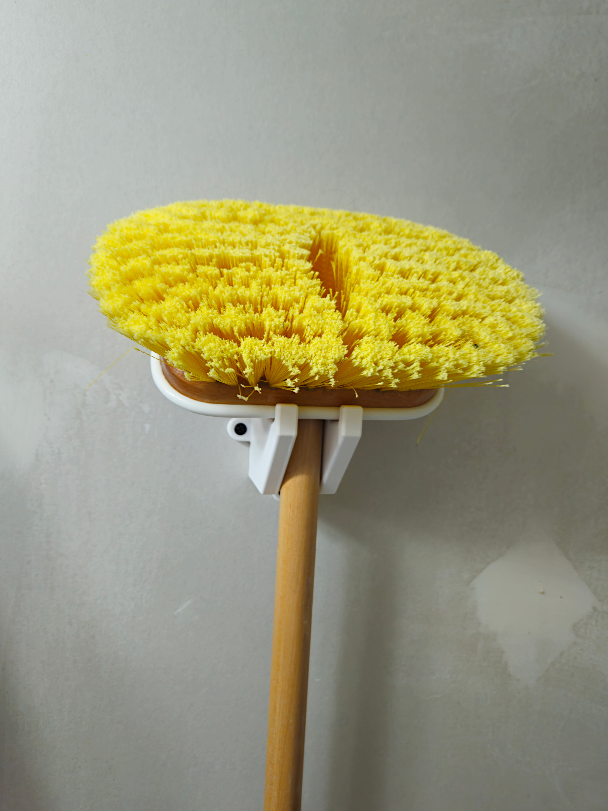 SHURHOLD Deck Brush Wall Mount