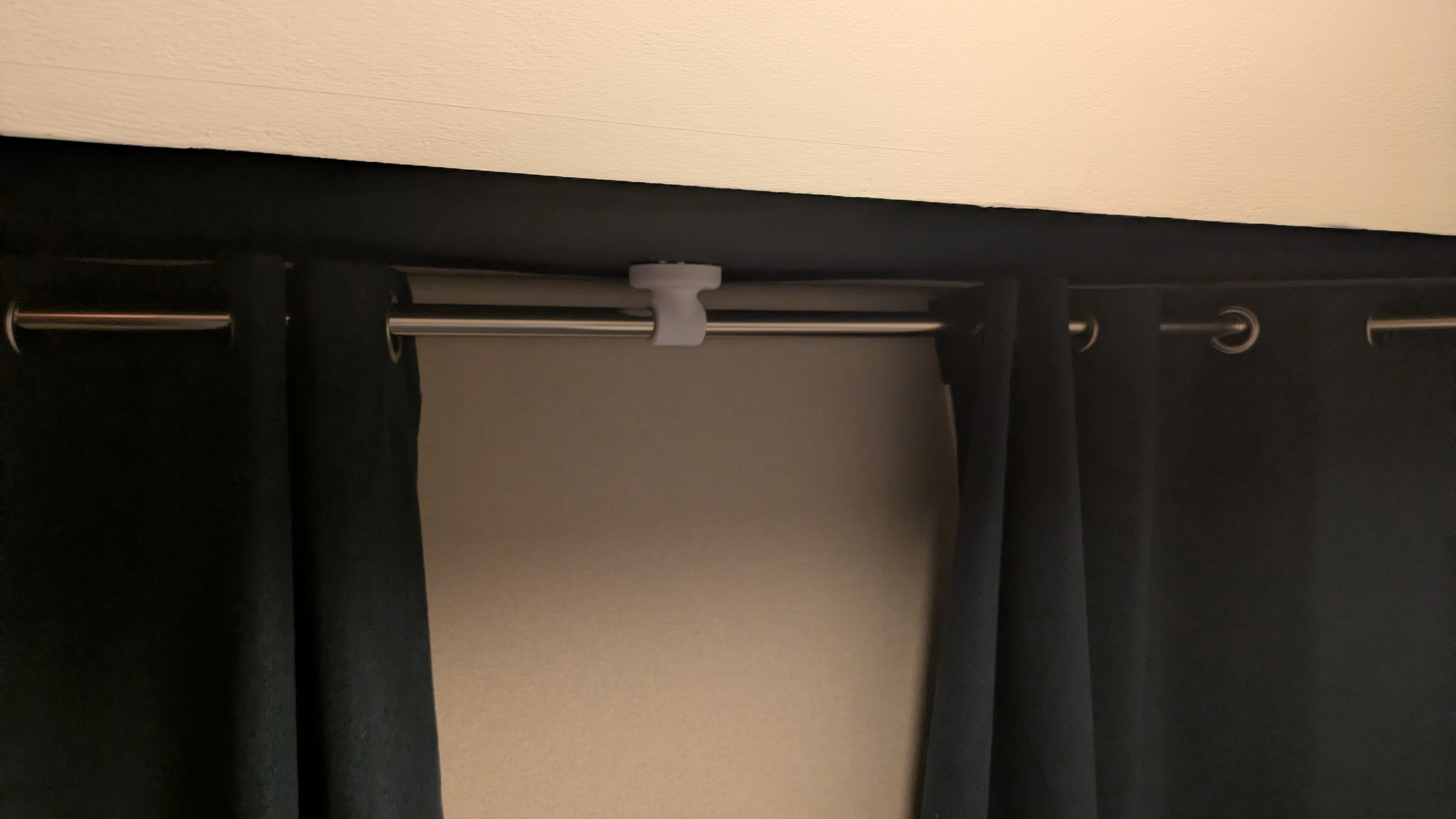 Short bracket for curtain poles in a bay window
