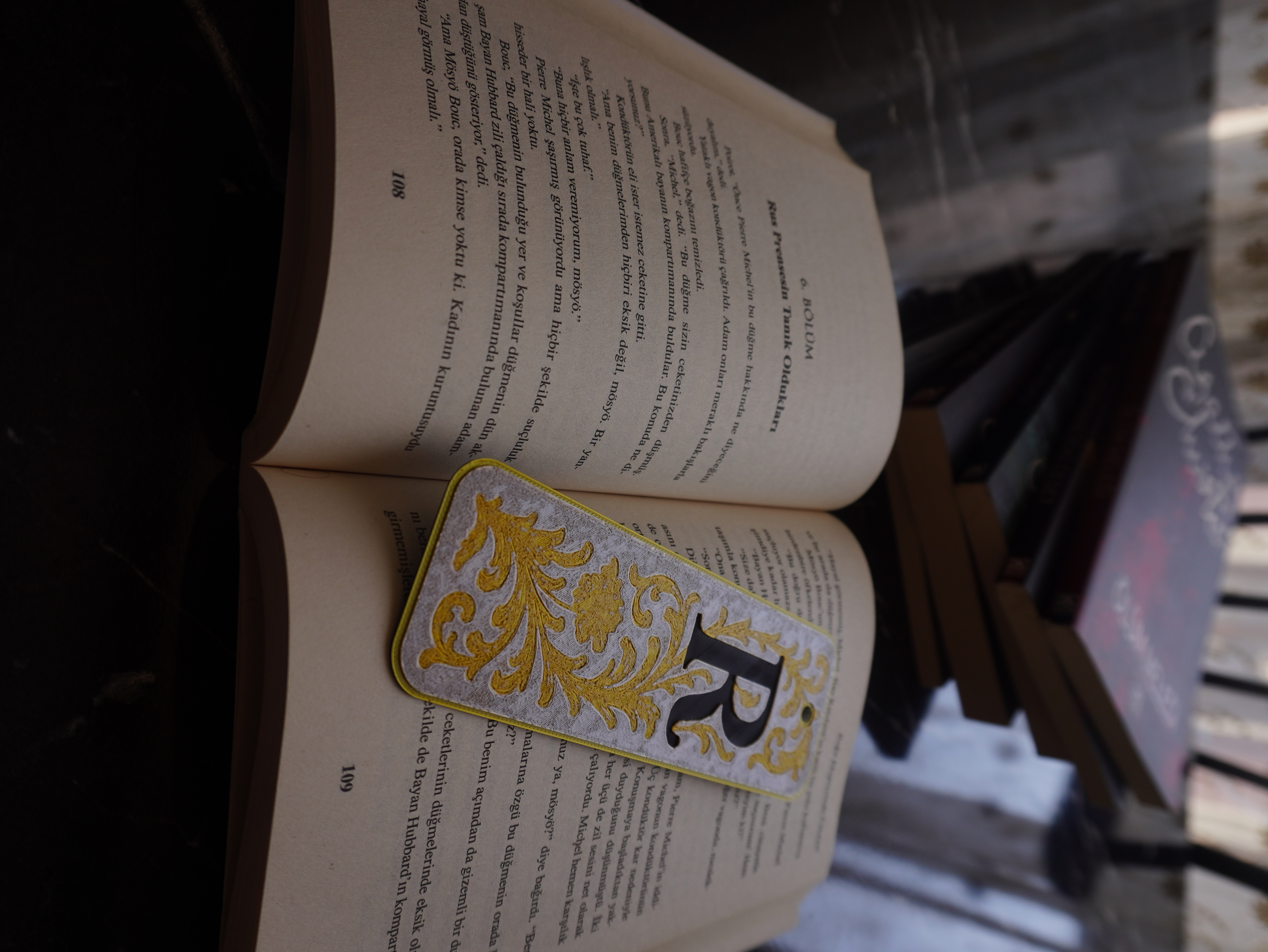 Elegant Monogram Bookmark – Letter R