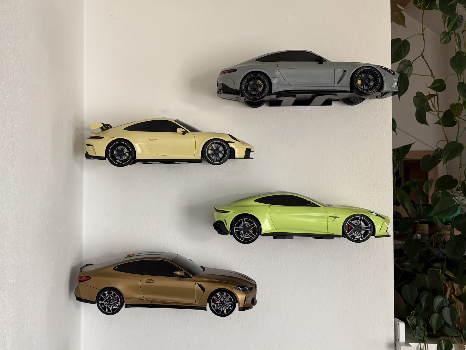 (Almost) invisible 1/10 car model wall mount V1b4 (WIP)