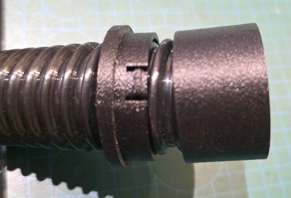 Vaccum hose swivel connector for grinder shroud
