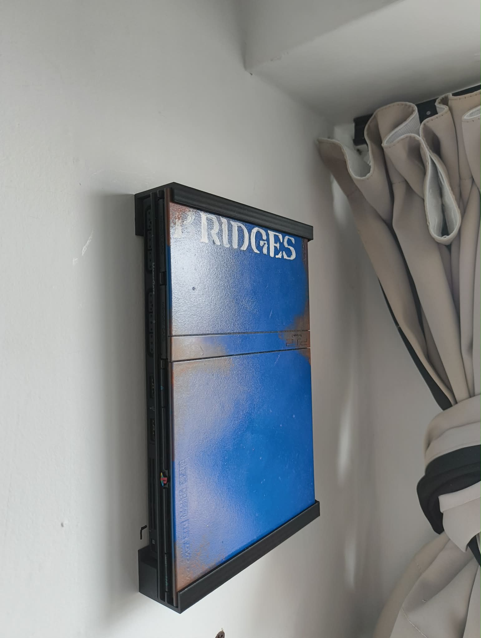 PS2 Slim wall mount
