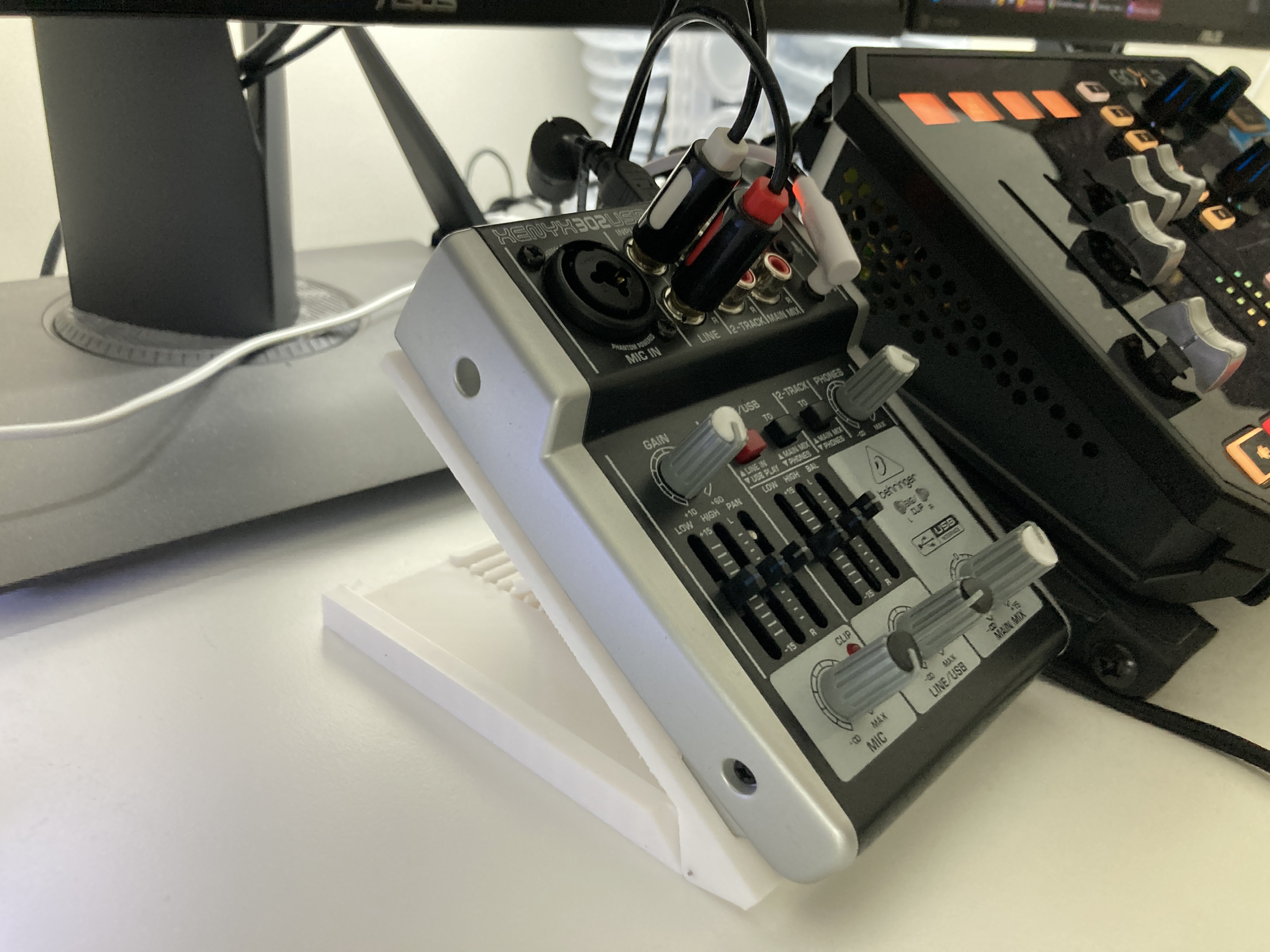 Adjustable Beringer XENYX302 USB Stand