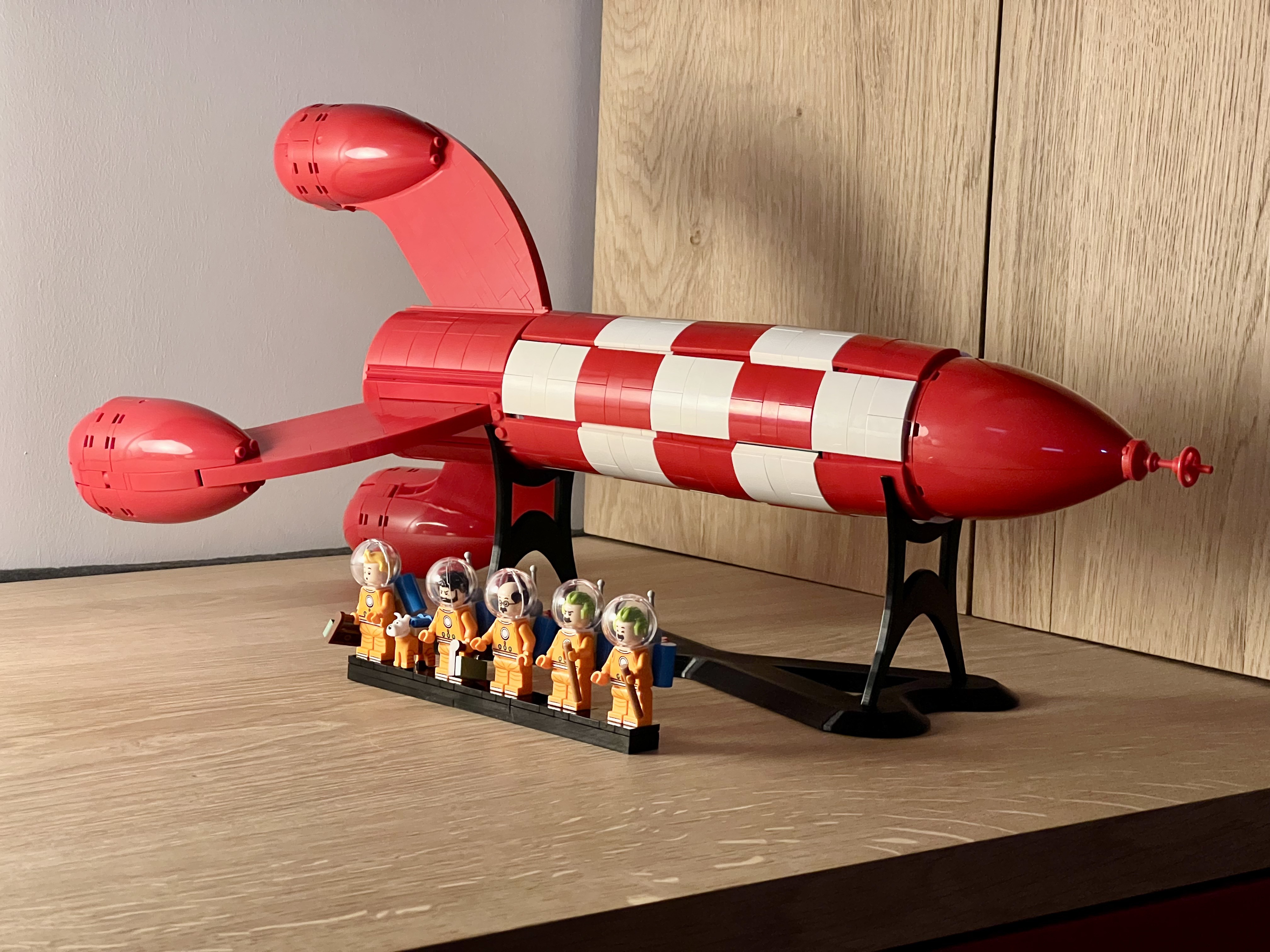 Horizontal display stand - LEGO "Tintin's Moon Rocket" (21367)