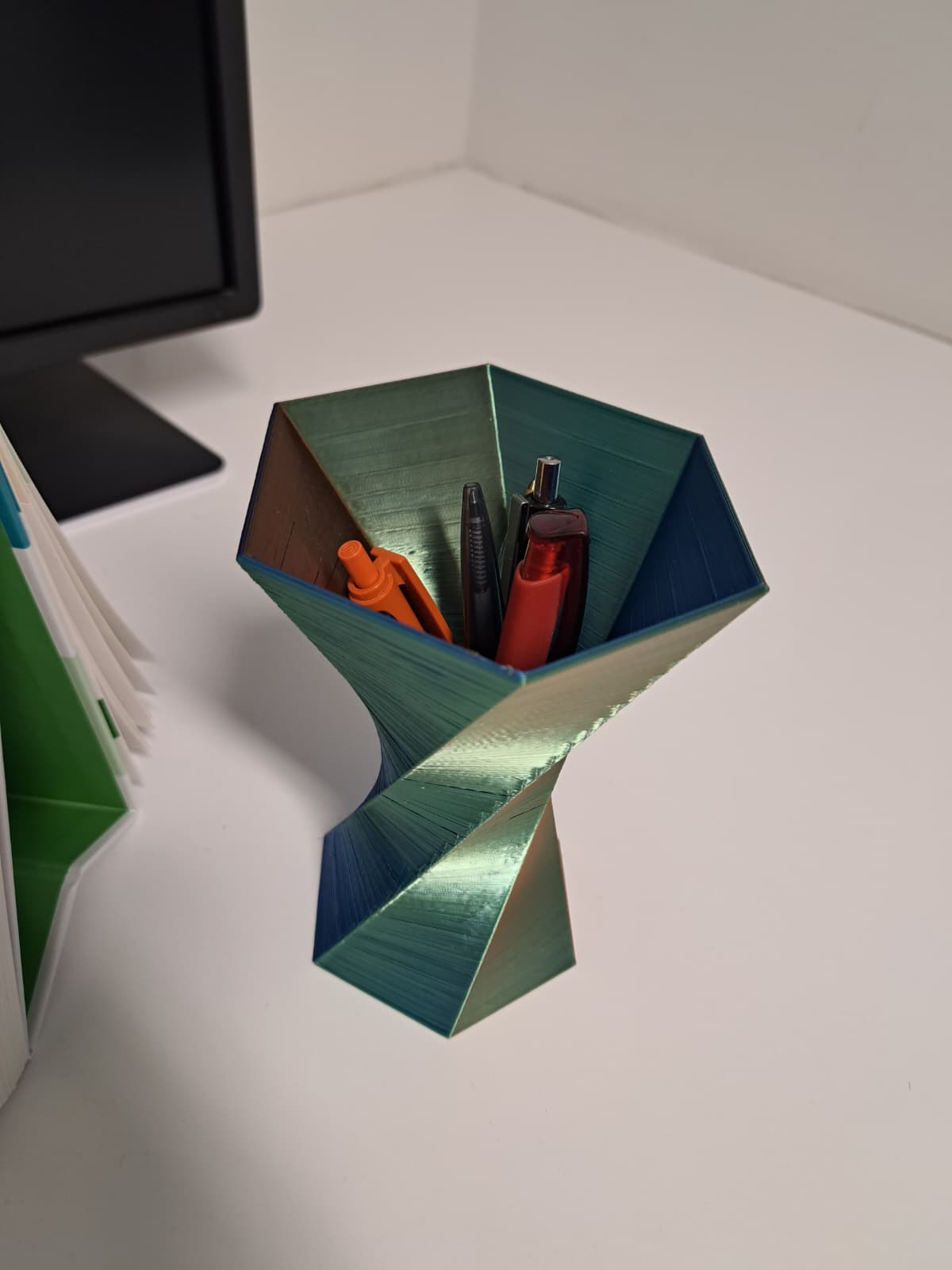 Hexagonal twisted penholder