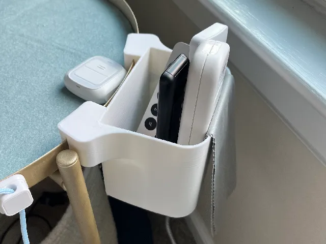 Cut to hang from round metal ikea table (Gladom)