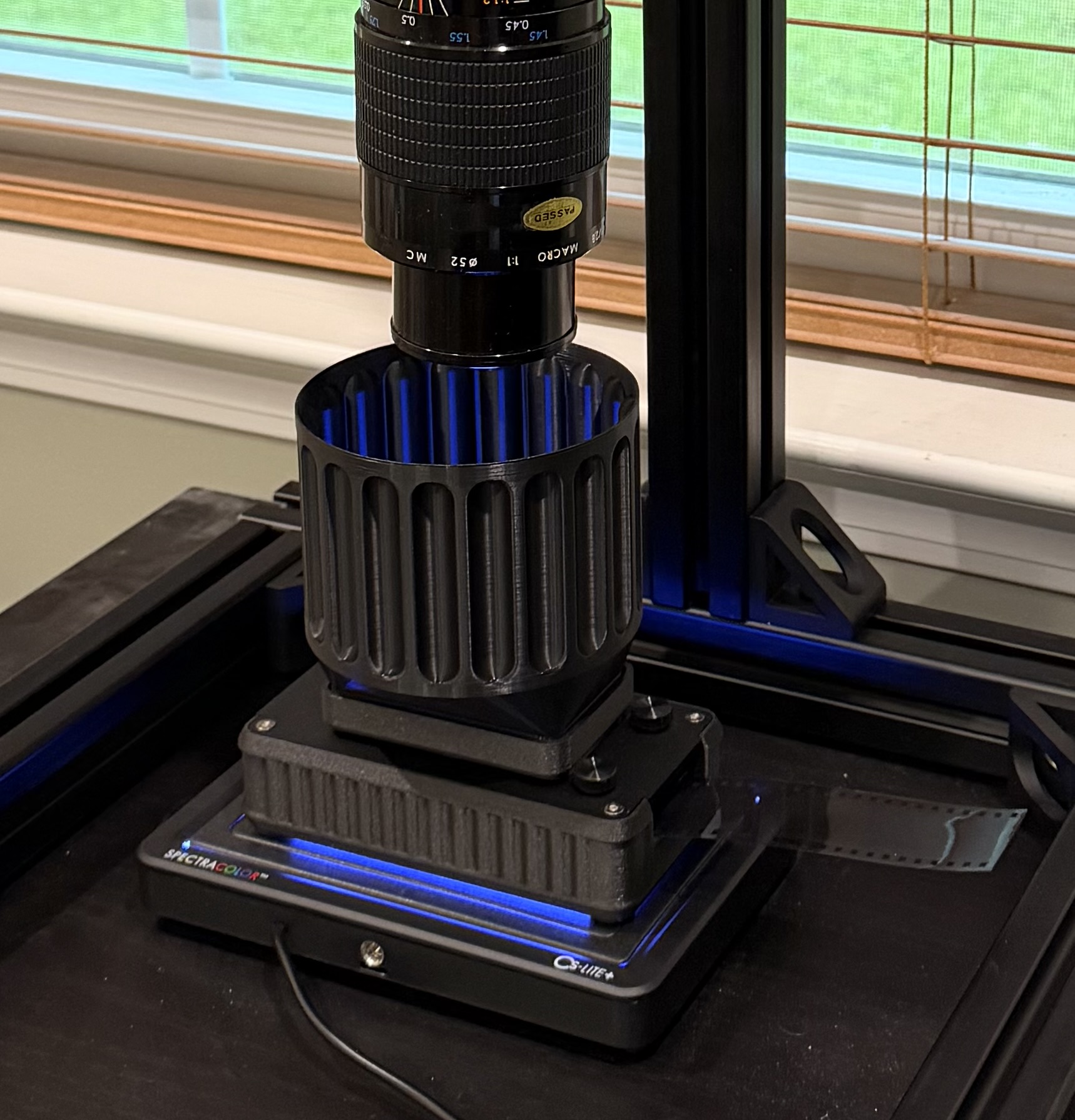 Customizable film scanning hood