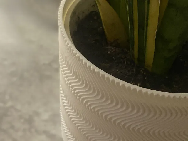 Twisty curve planter