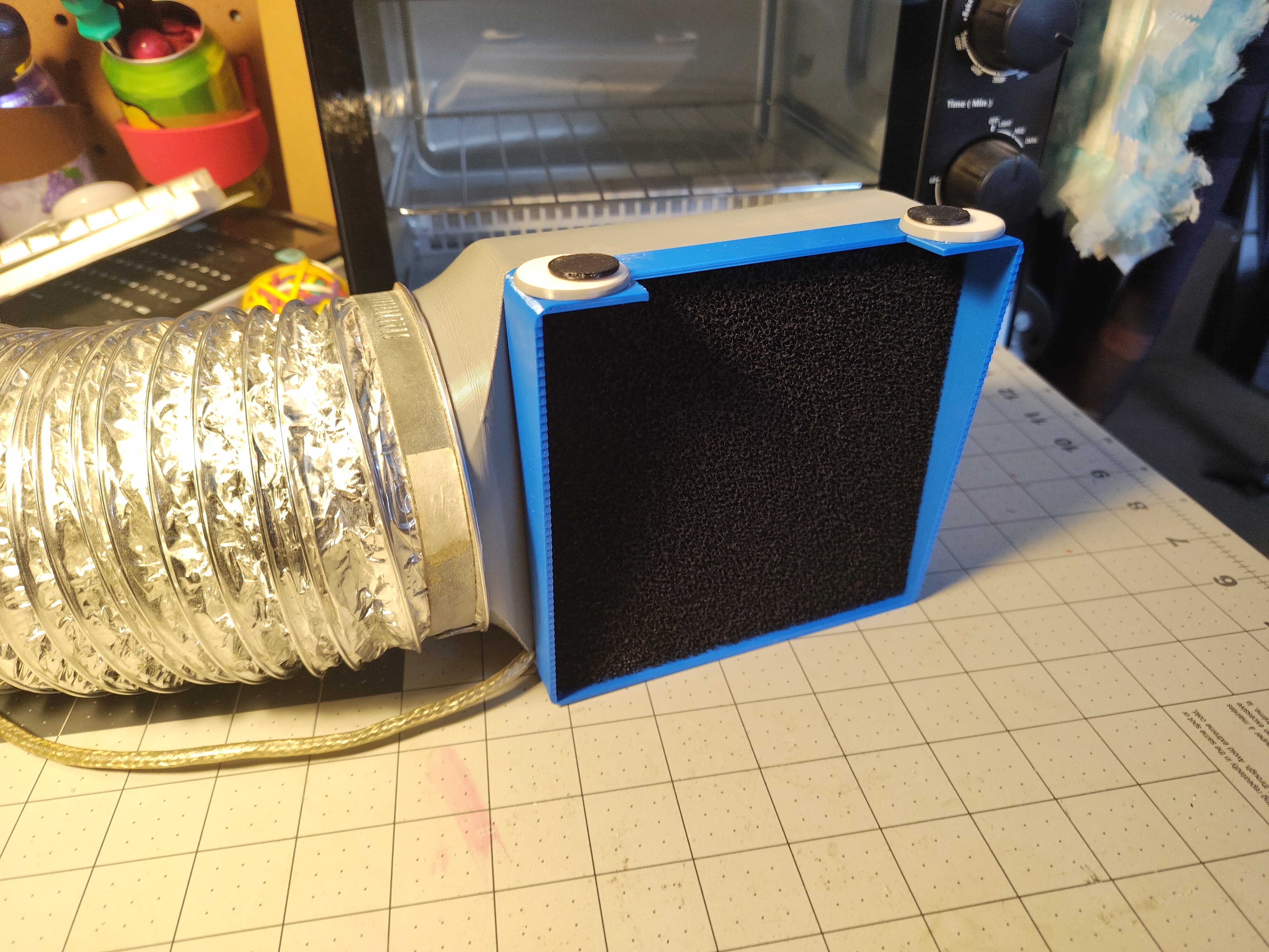 Desktop fume extractor with exhaust