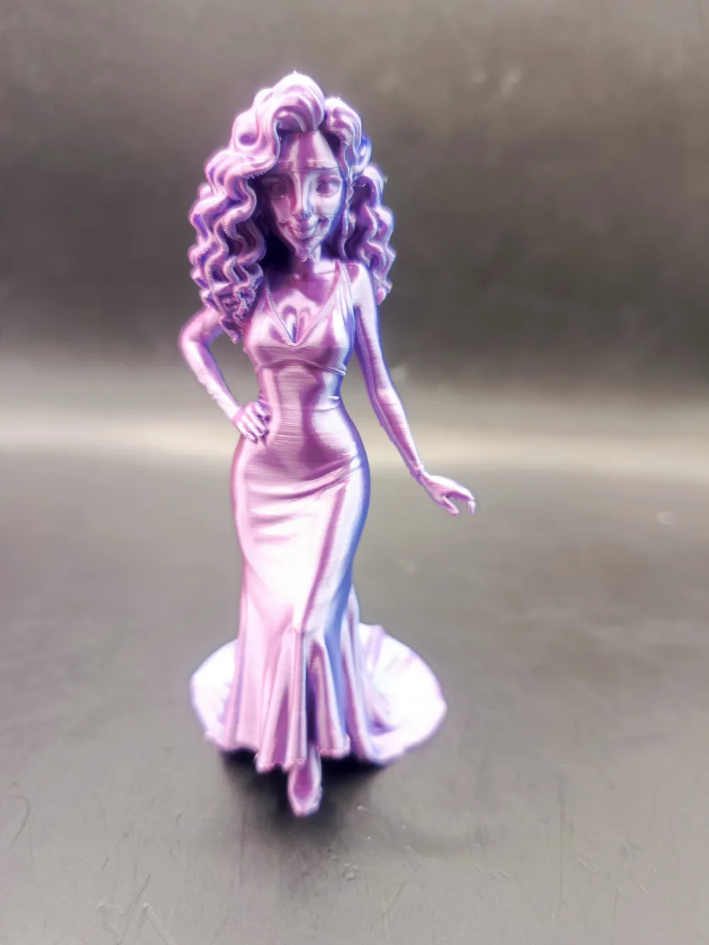 Elegant lady figure — thumbnail 2