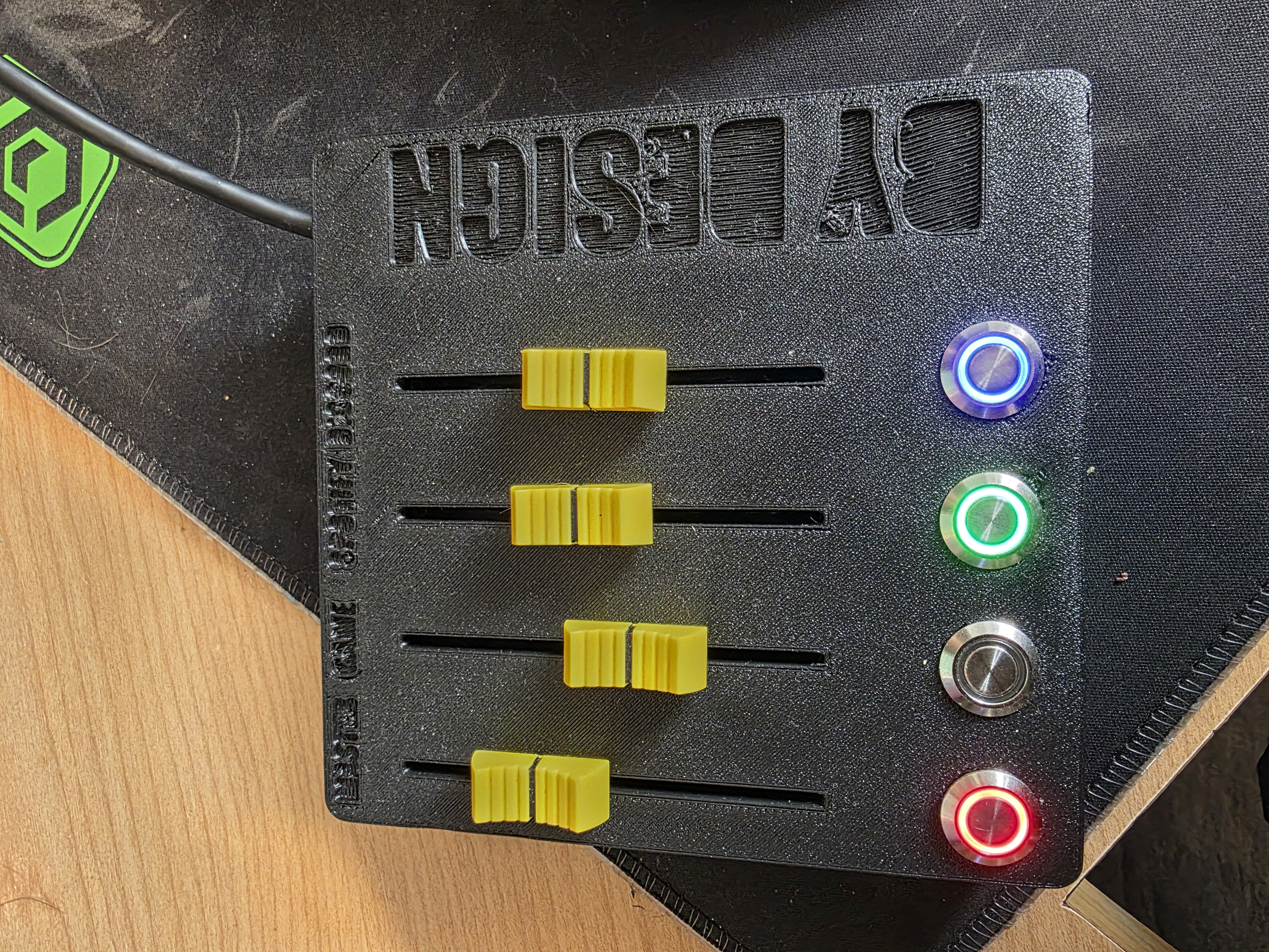 DEEJ 4 Button / 4 Slider