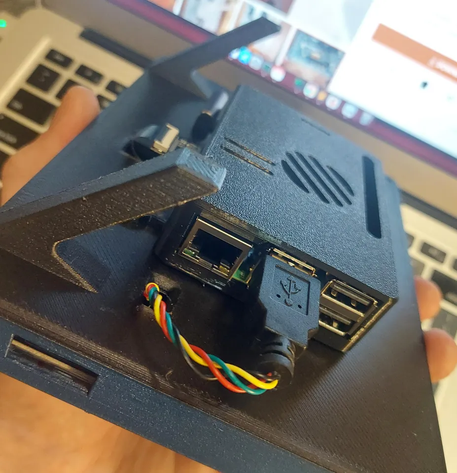 Adafruits Raspberry Pi 5 case mod for 7