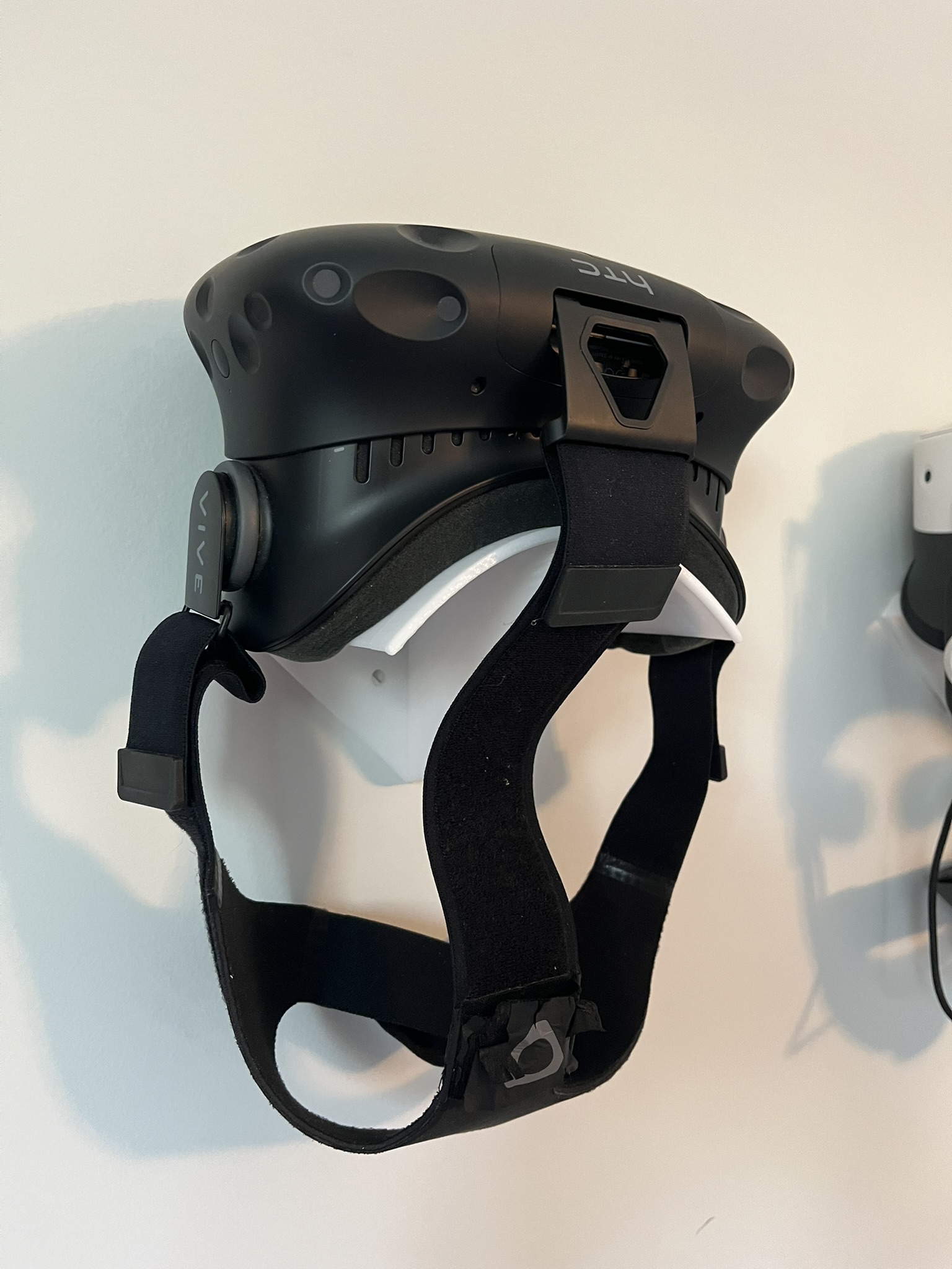 Miniatura 3 do modelo 3D Universal VR Headset Wall Mount