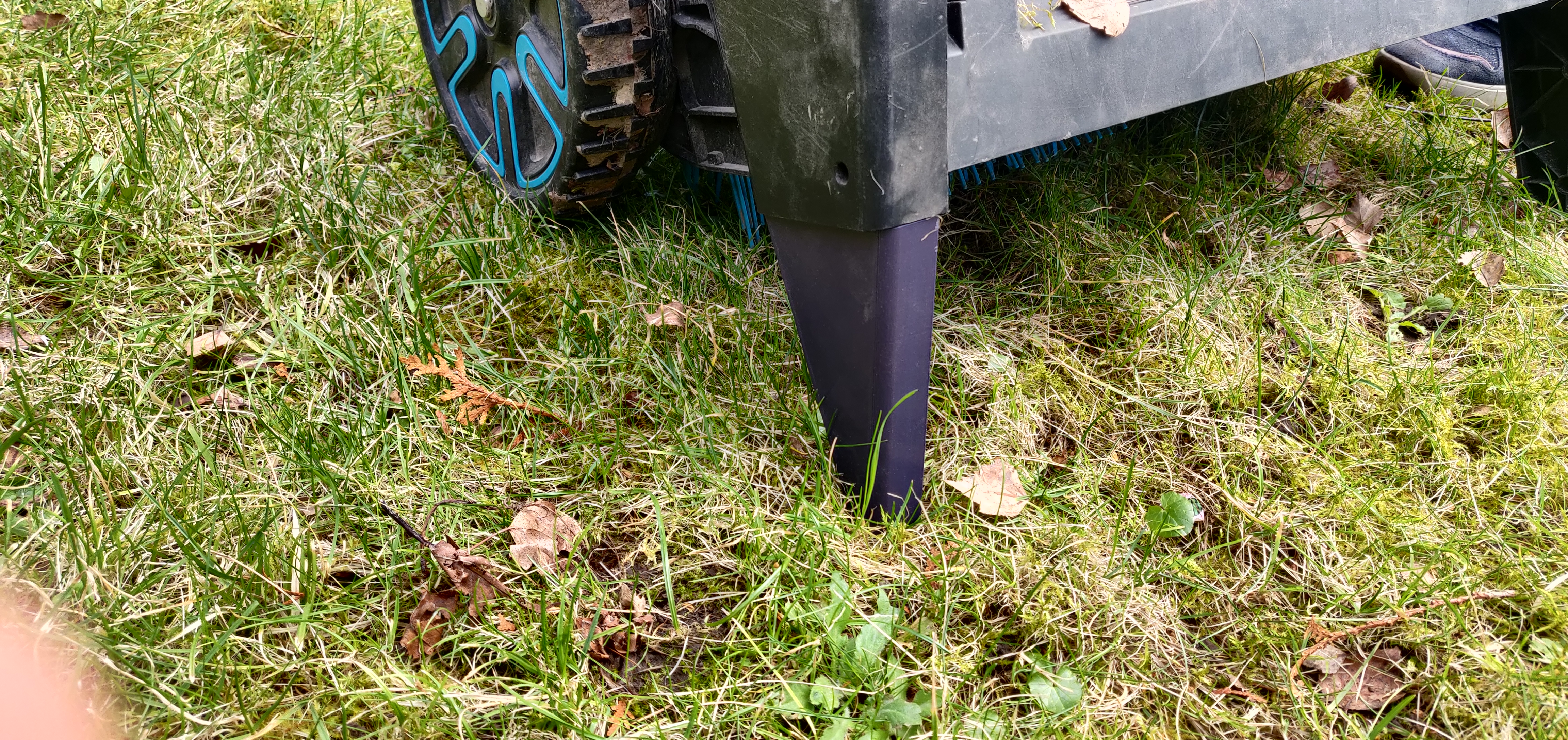 Base/leg for Gardena's Leaf and Lawn Collector