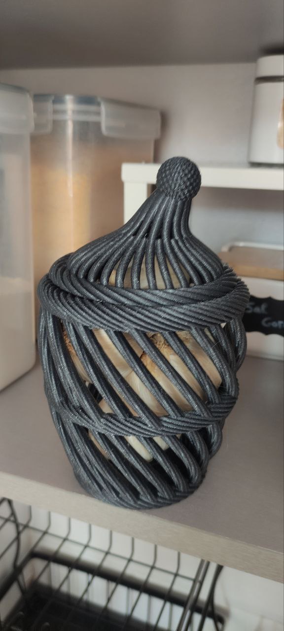 Garlic pot with closing cover
