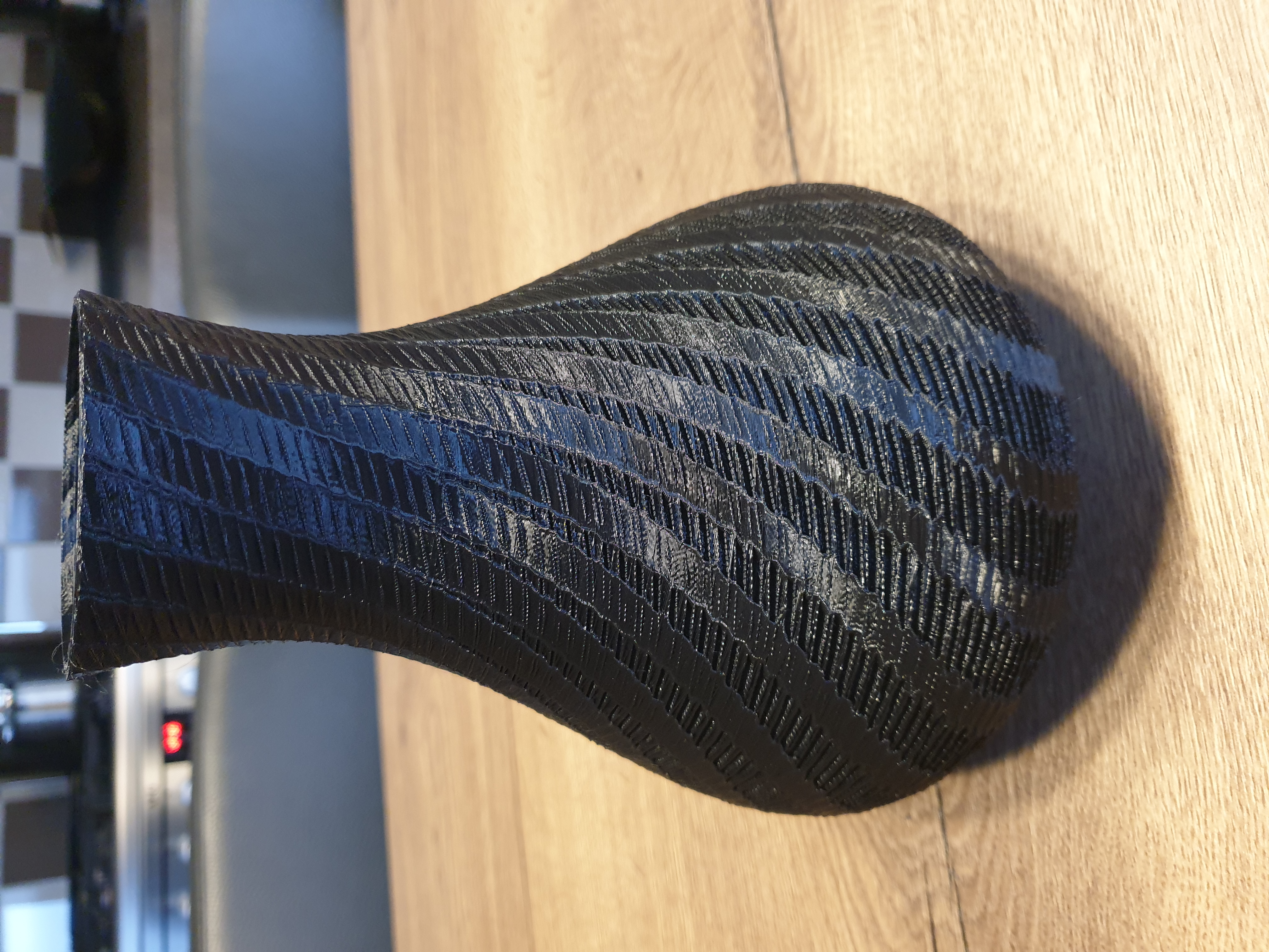 Vase noir tourné