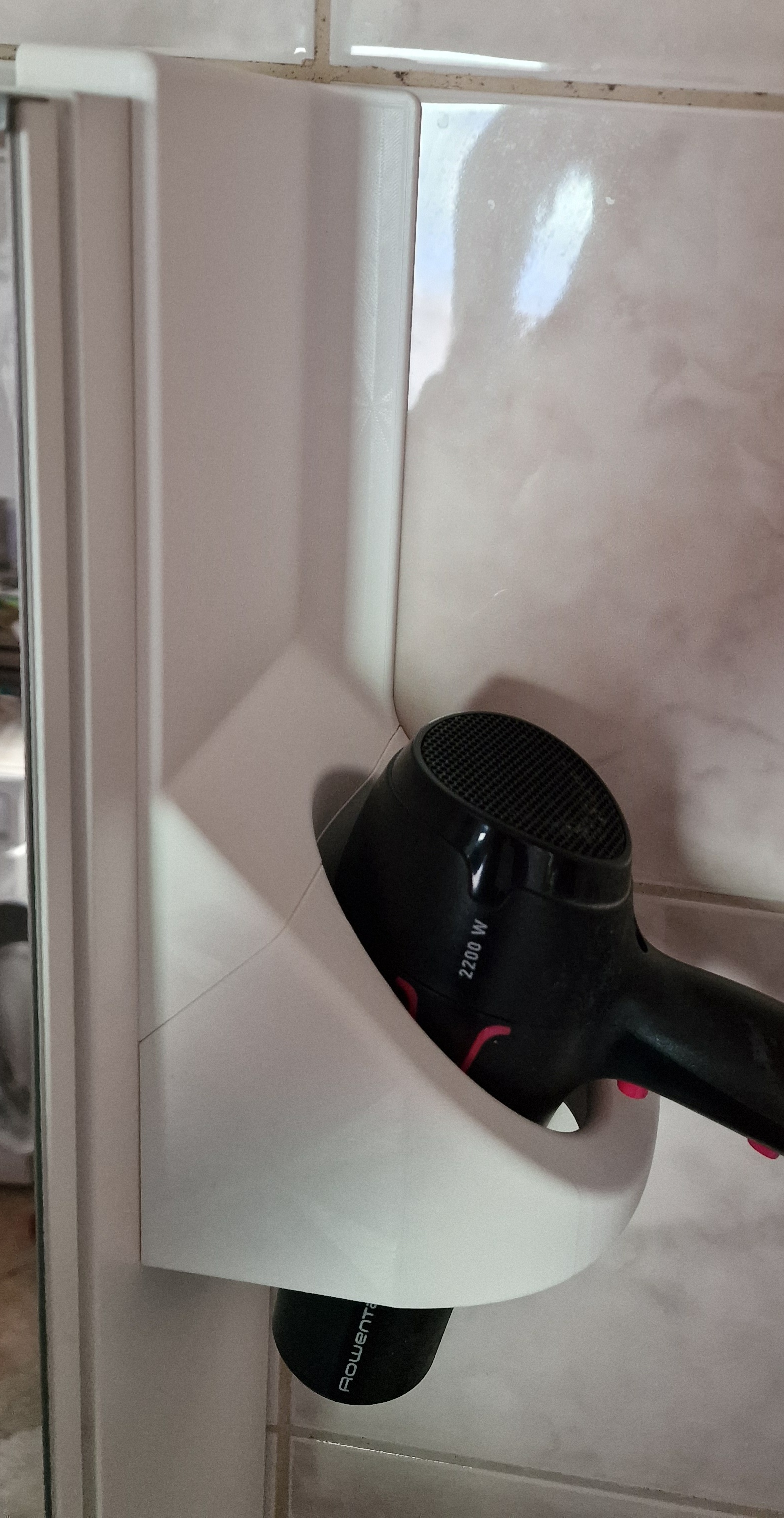 Držák fénu na koupelnovou skřínku_ Bathroom cabinet hair dryer holder