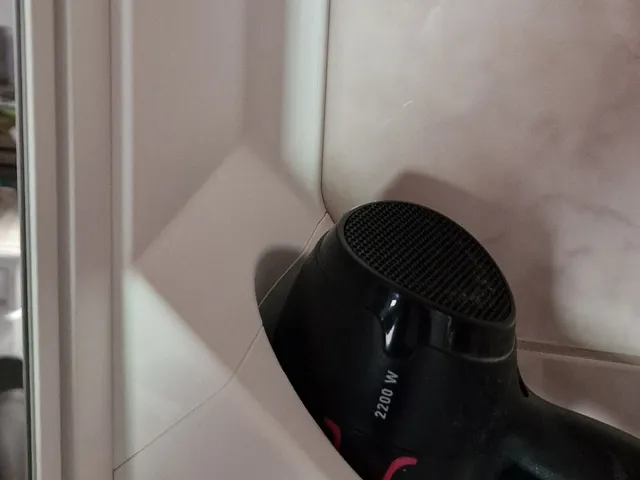 Držák fénu na koupelnovou skřínku_ Bathroom cabinet hair dryer holder
