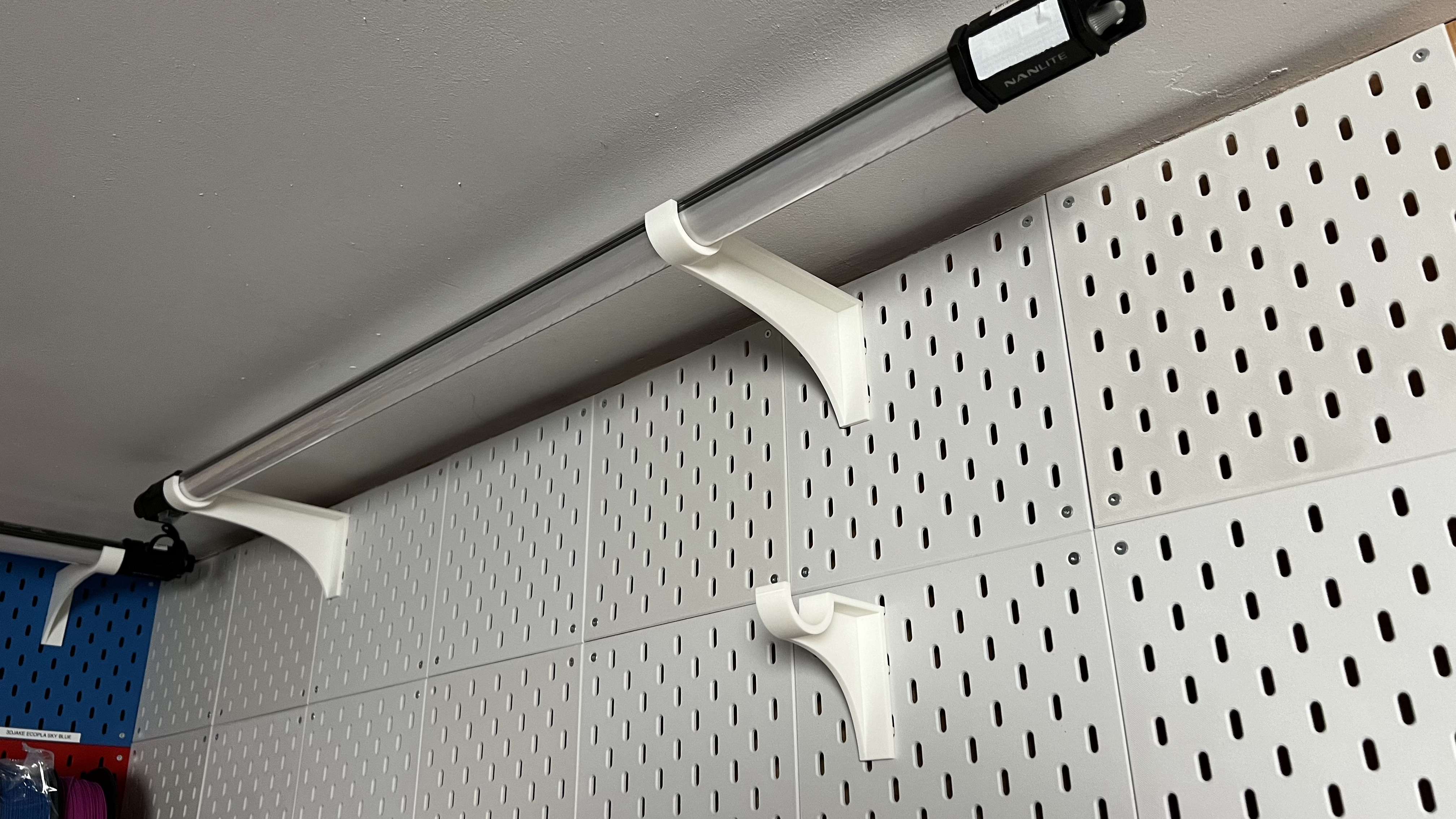Tube Light Holder for IKEA Skadis wall panels (Nanlite Pavotube, Aputure Amaran)
