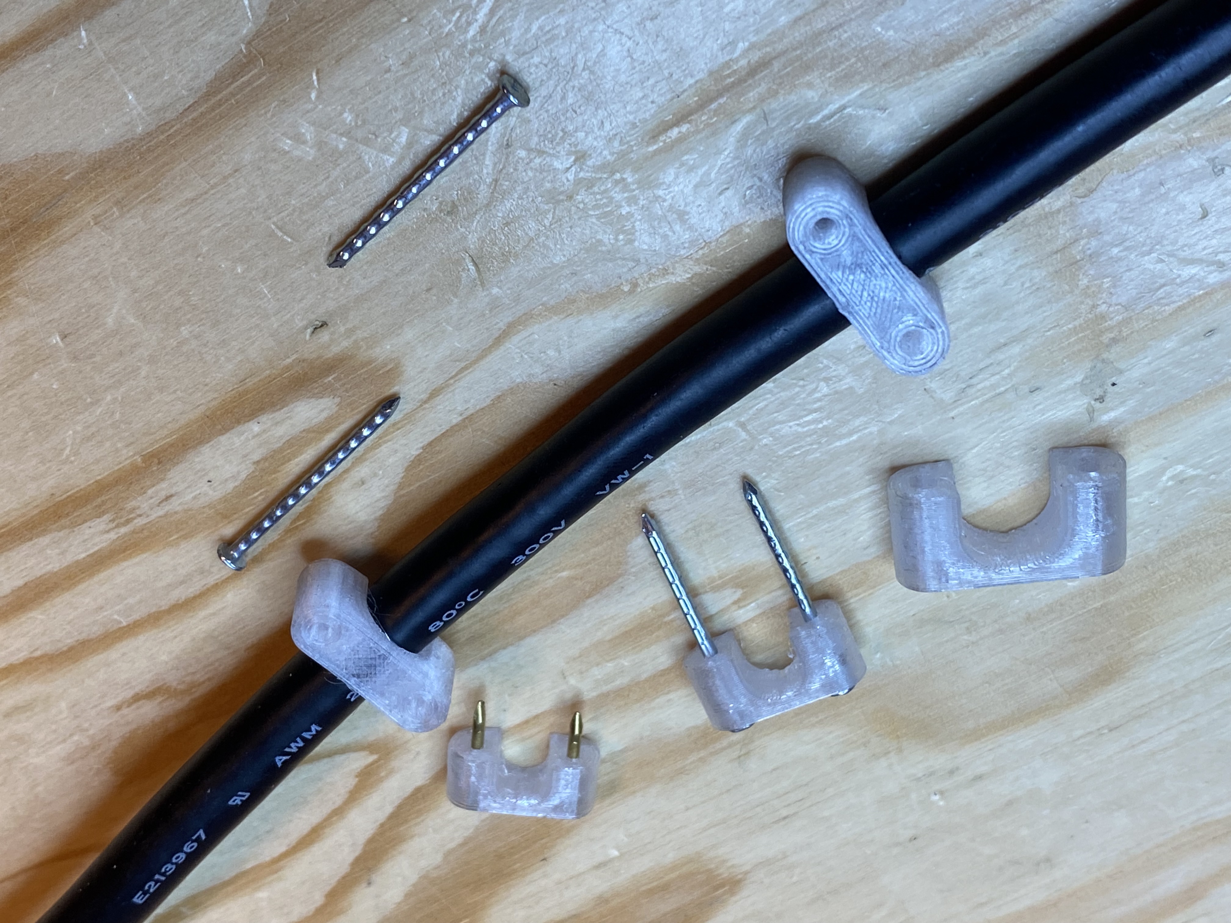Miniatura 2 do modelo 3D Double nail cable clip