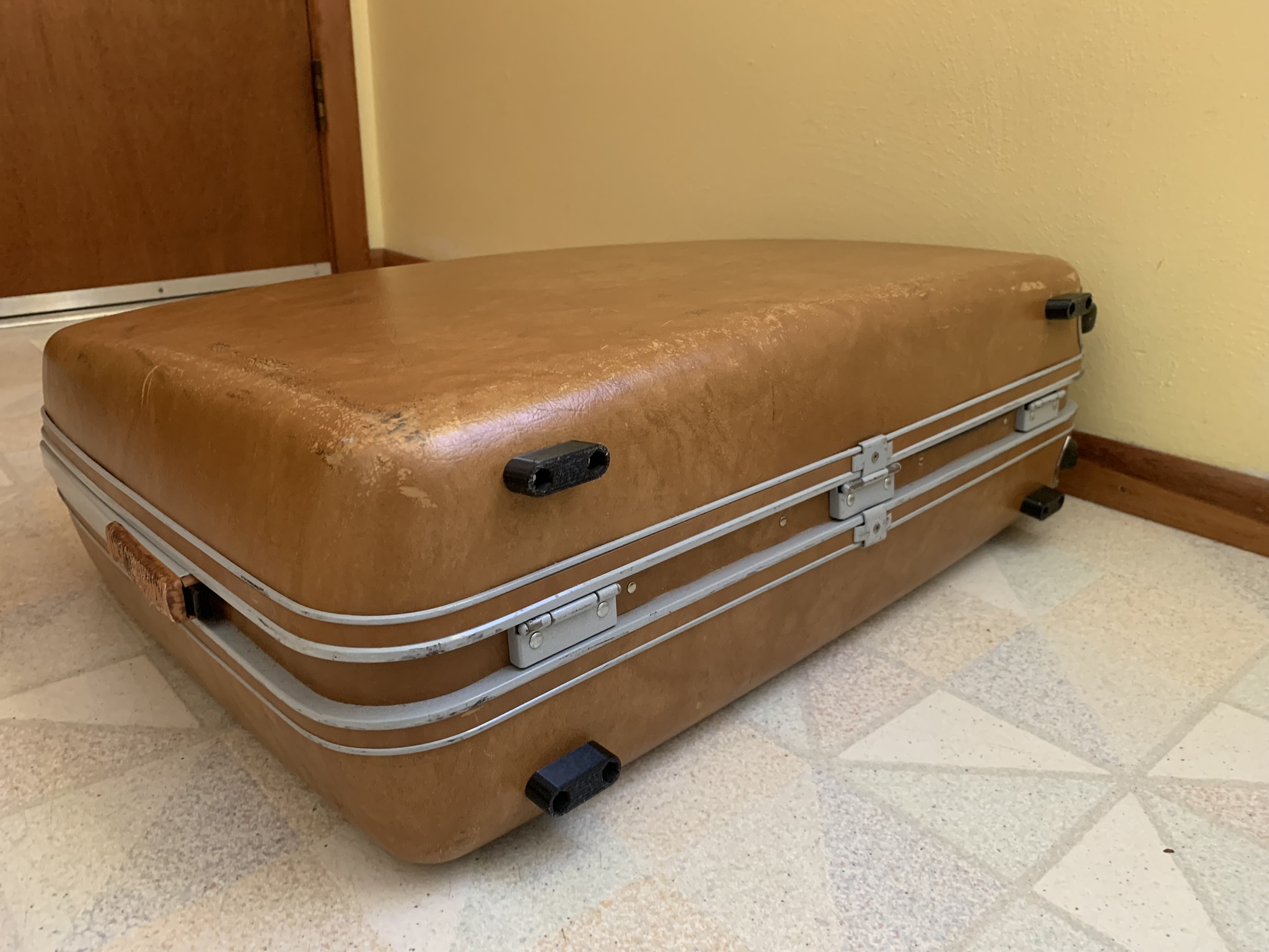 Parametric Stationary Luggage Feet