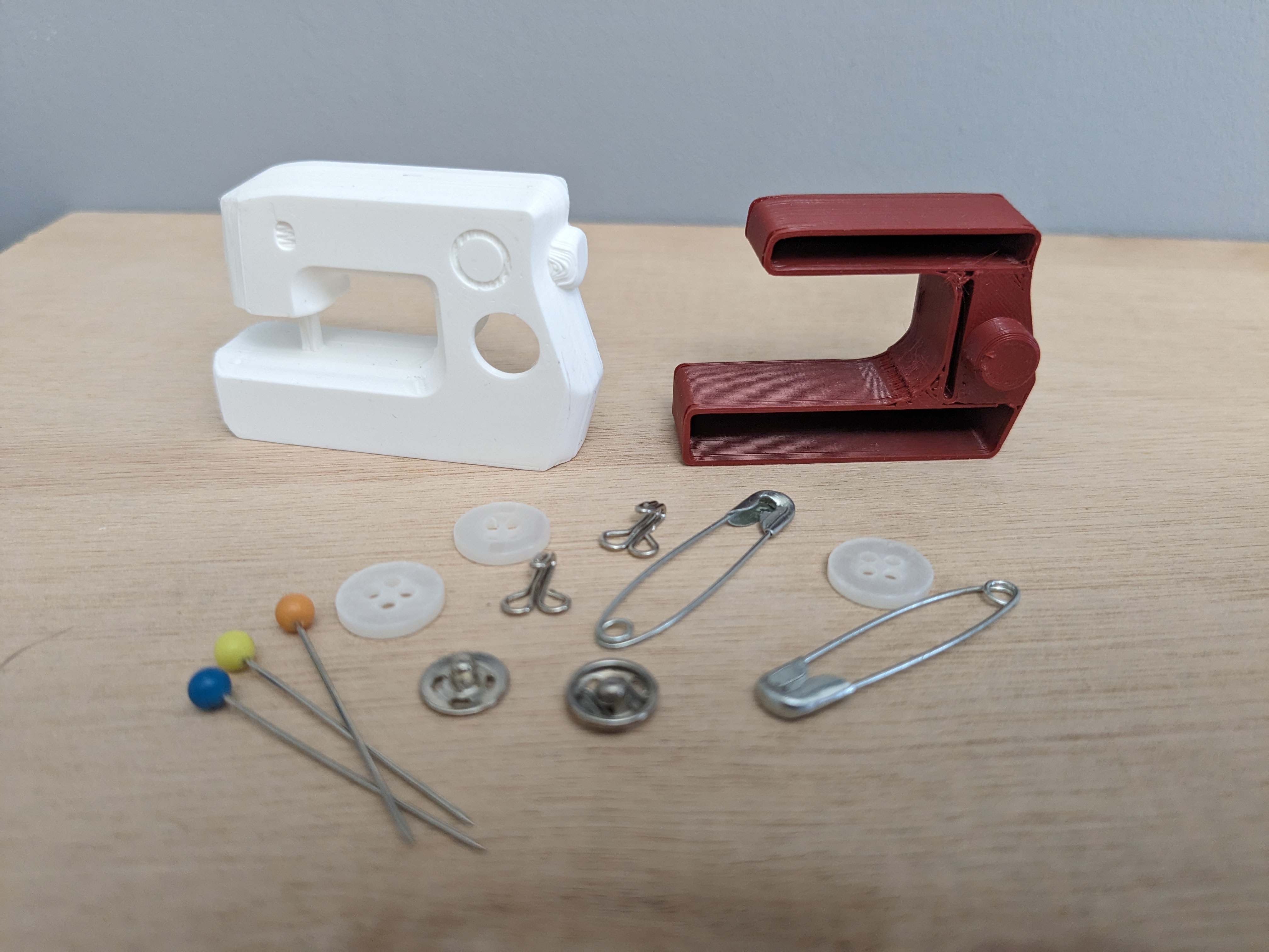 Miniatura 2 do modelo 3D Mini Sewing Machine with Storage Compartment