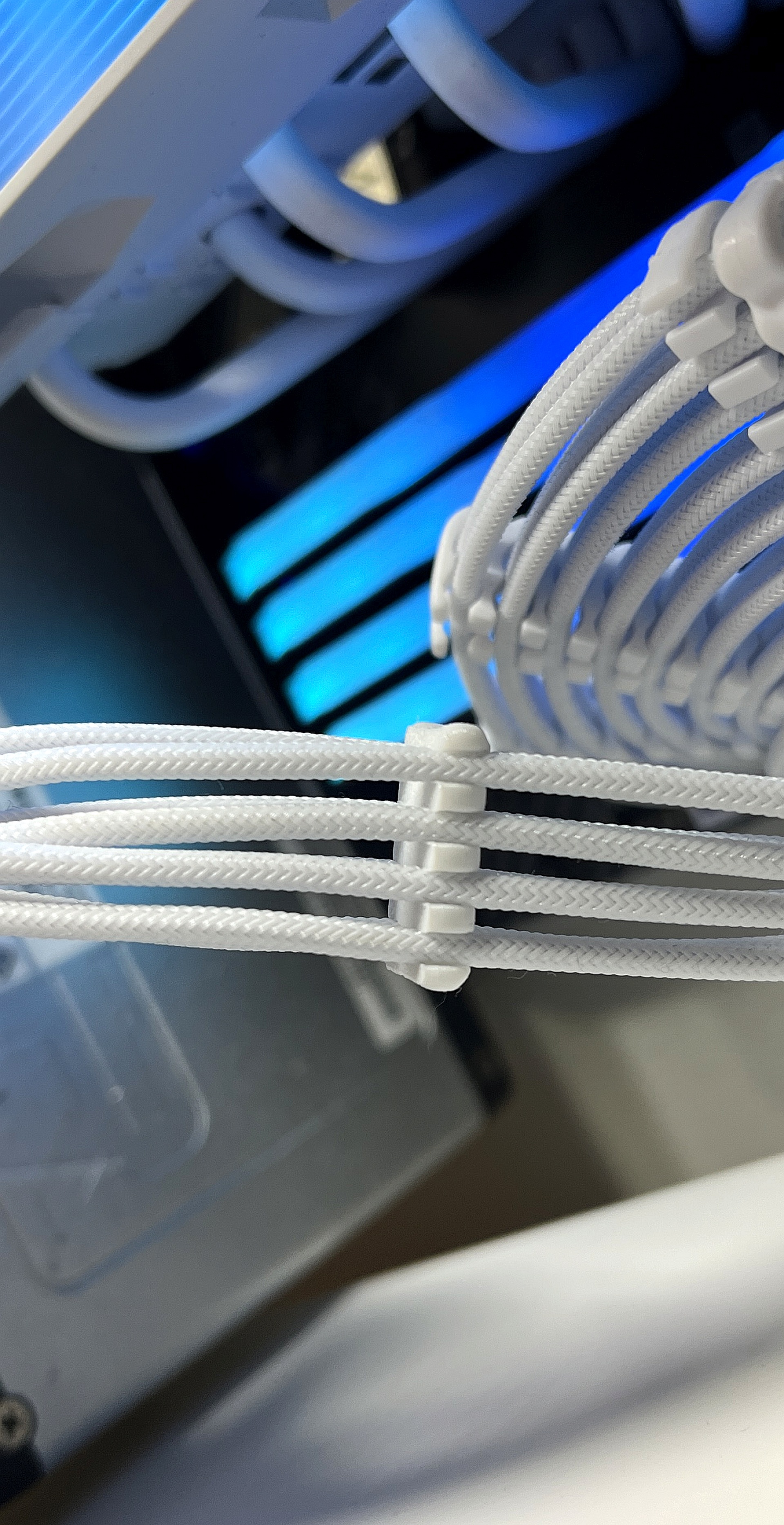 PCI E 8 Pin Kabelhalter /Kabelkamm