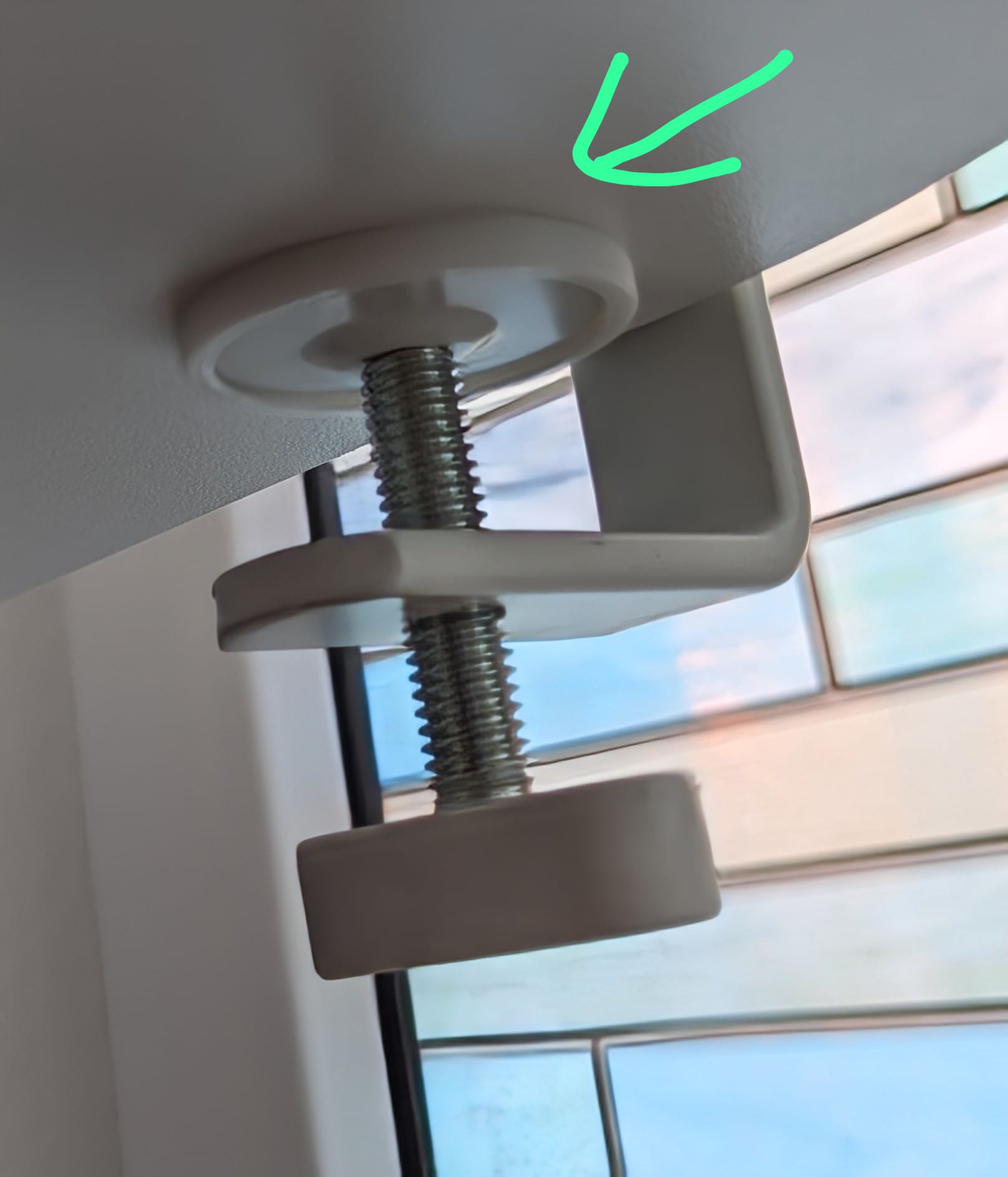 Skadis table mounting bracket protector