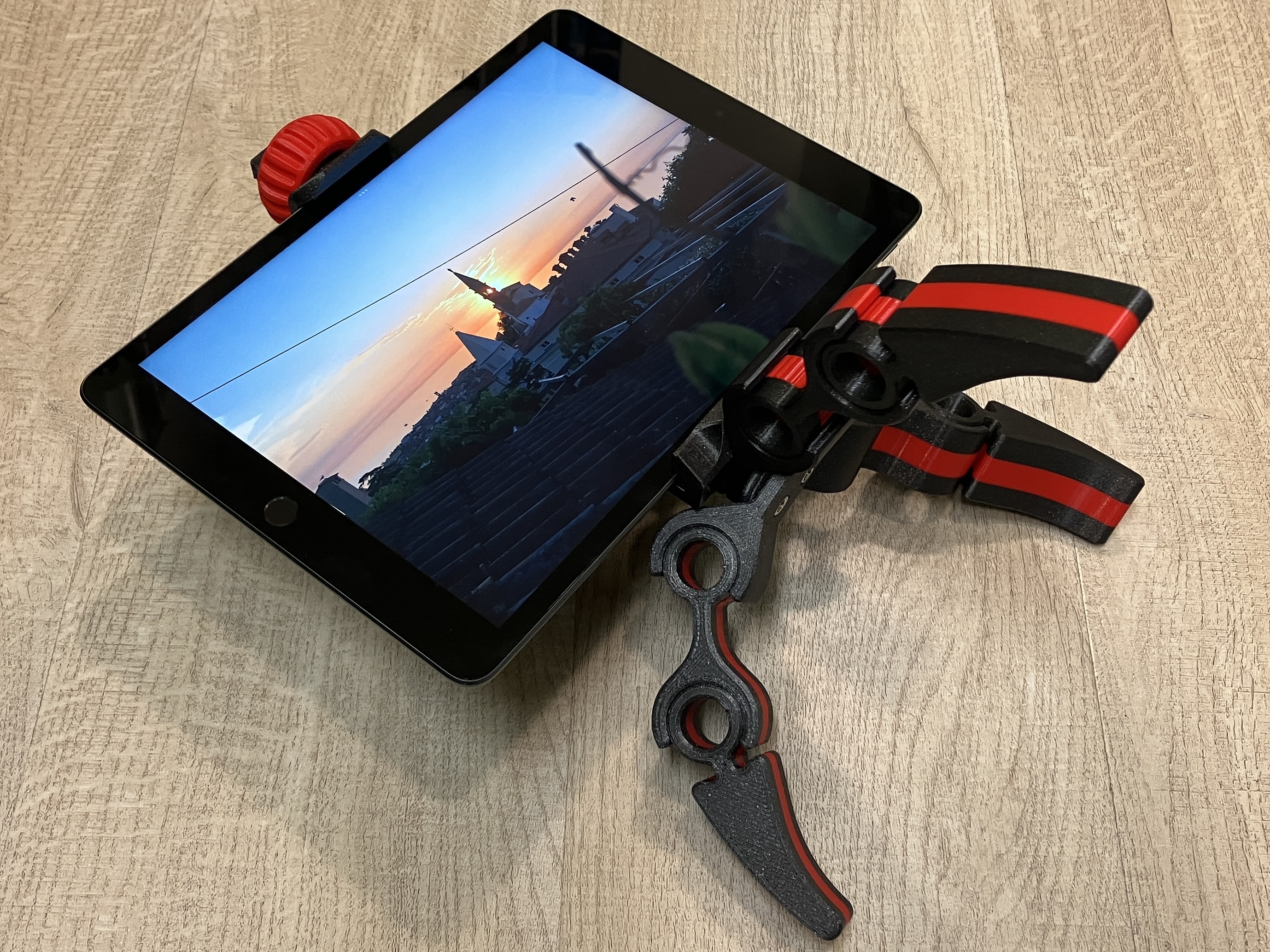 Articulated clamping tripod for tablets and phones