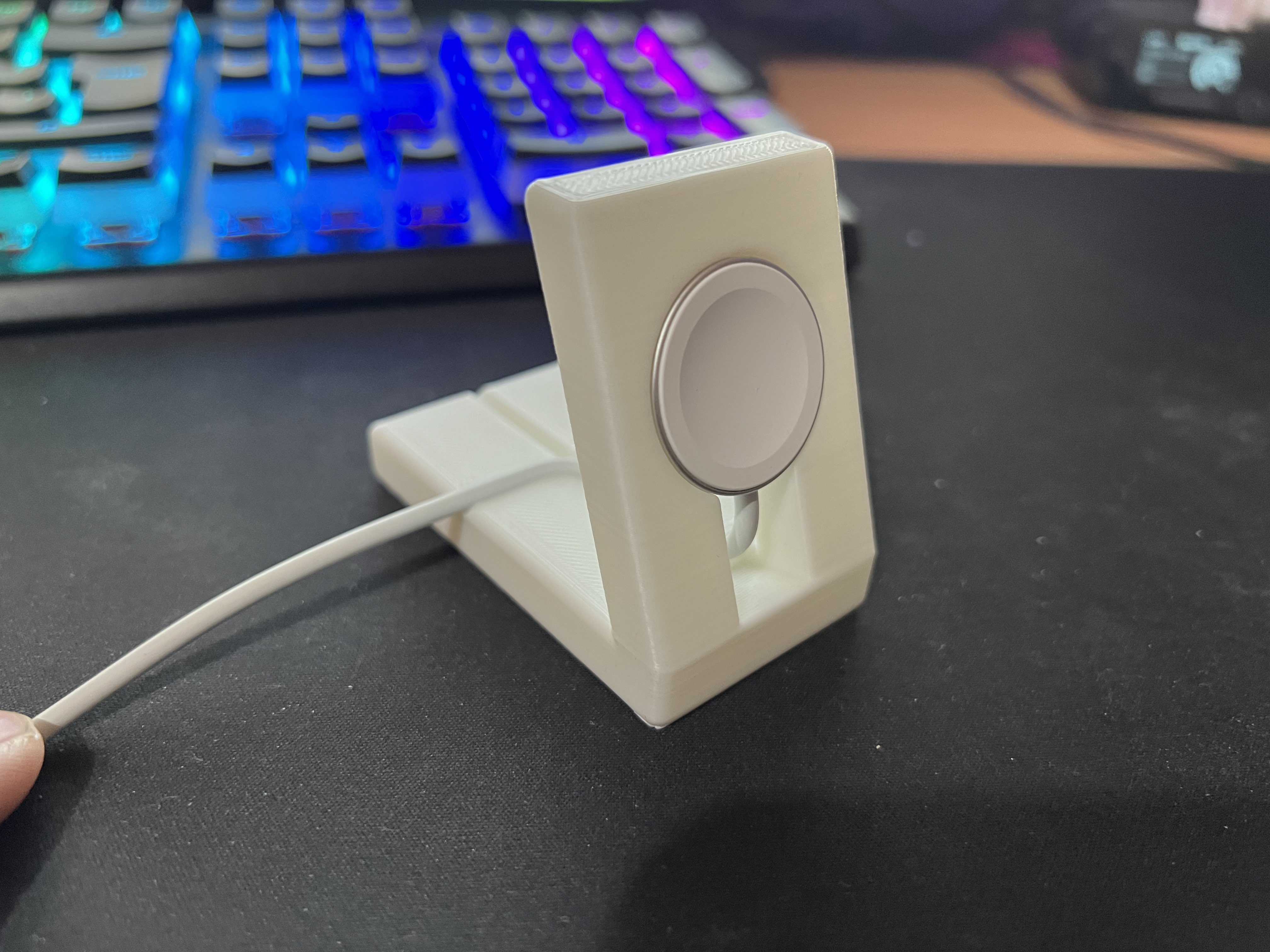 Simple AppleWatch stand with cable routing — miniatura 2